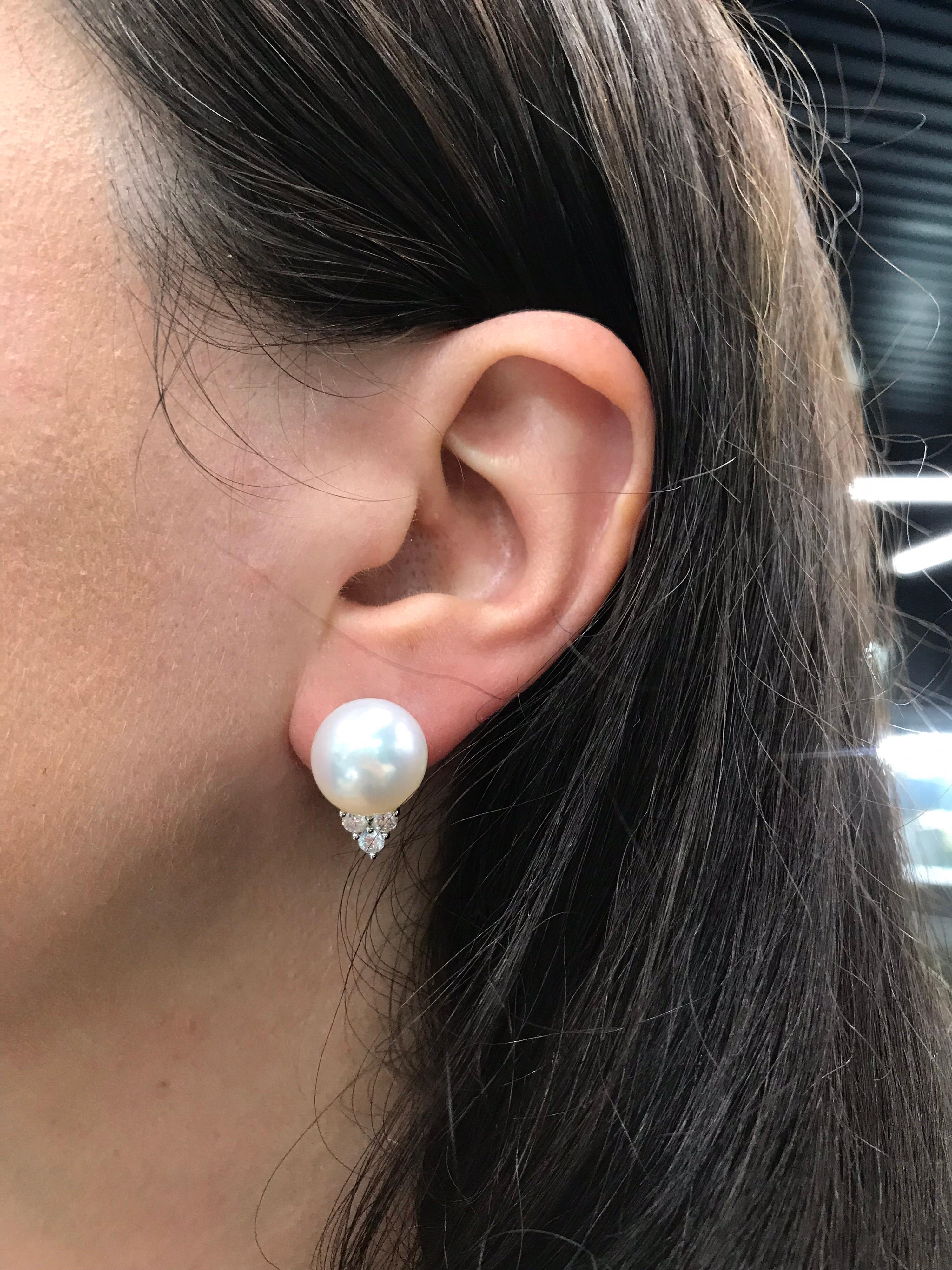 Boucles d'oreilles en goutte en or blanc 18 carats avec perles des mers du Sud et diamants de 0,60 carat 12-13 mm Pour femmes en vente