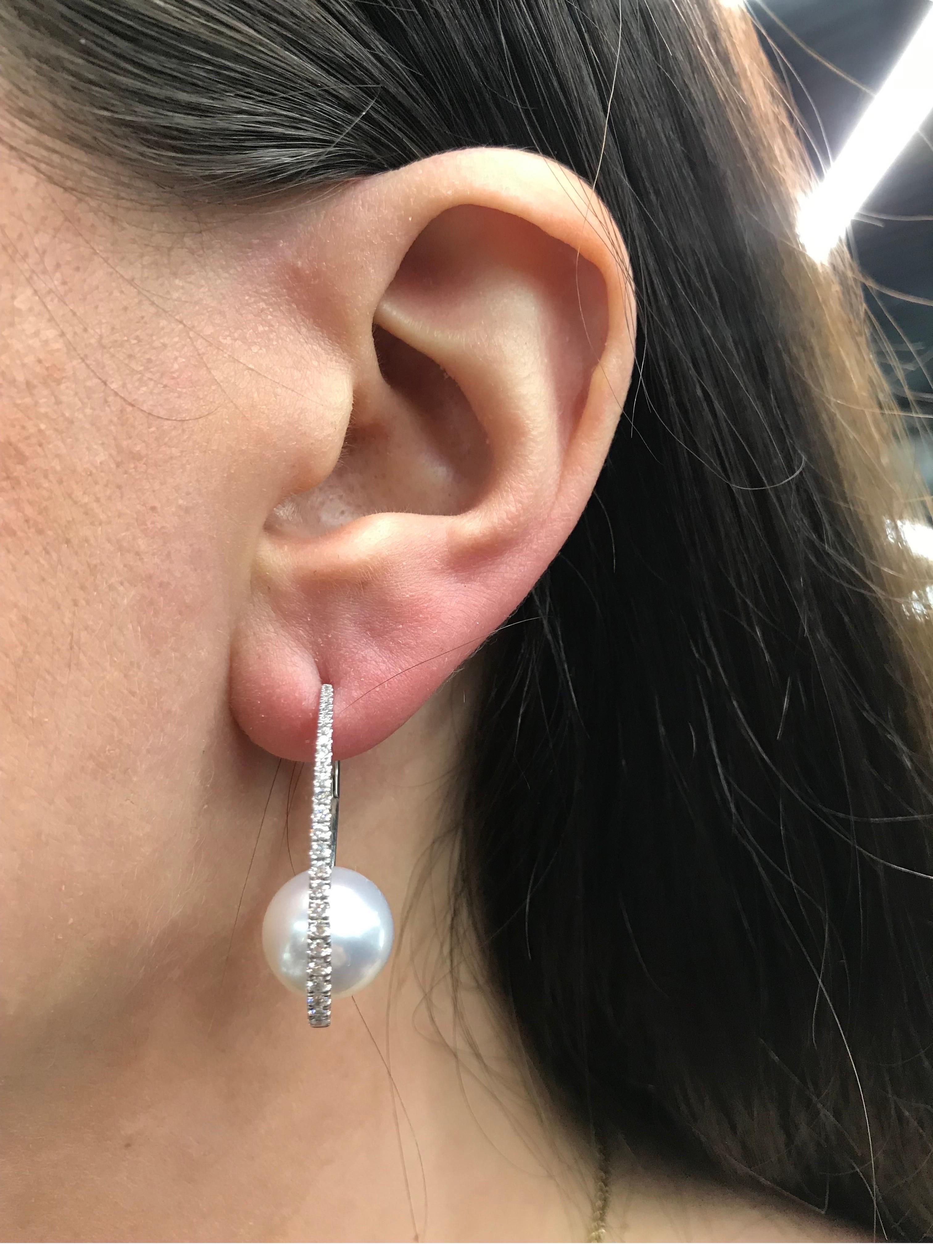 Créoles en or jaune 18 carats avec perles des mers du Sud et diamants 0,55 carat Pour femmes en vente