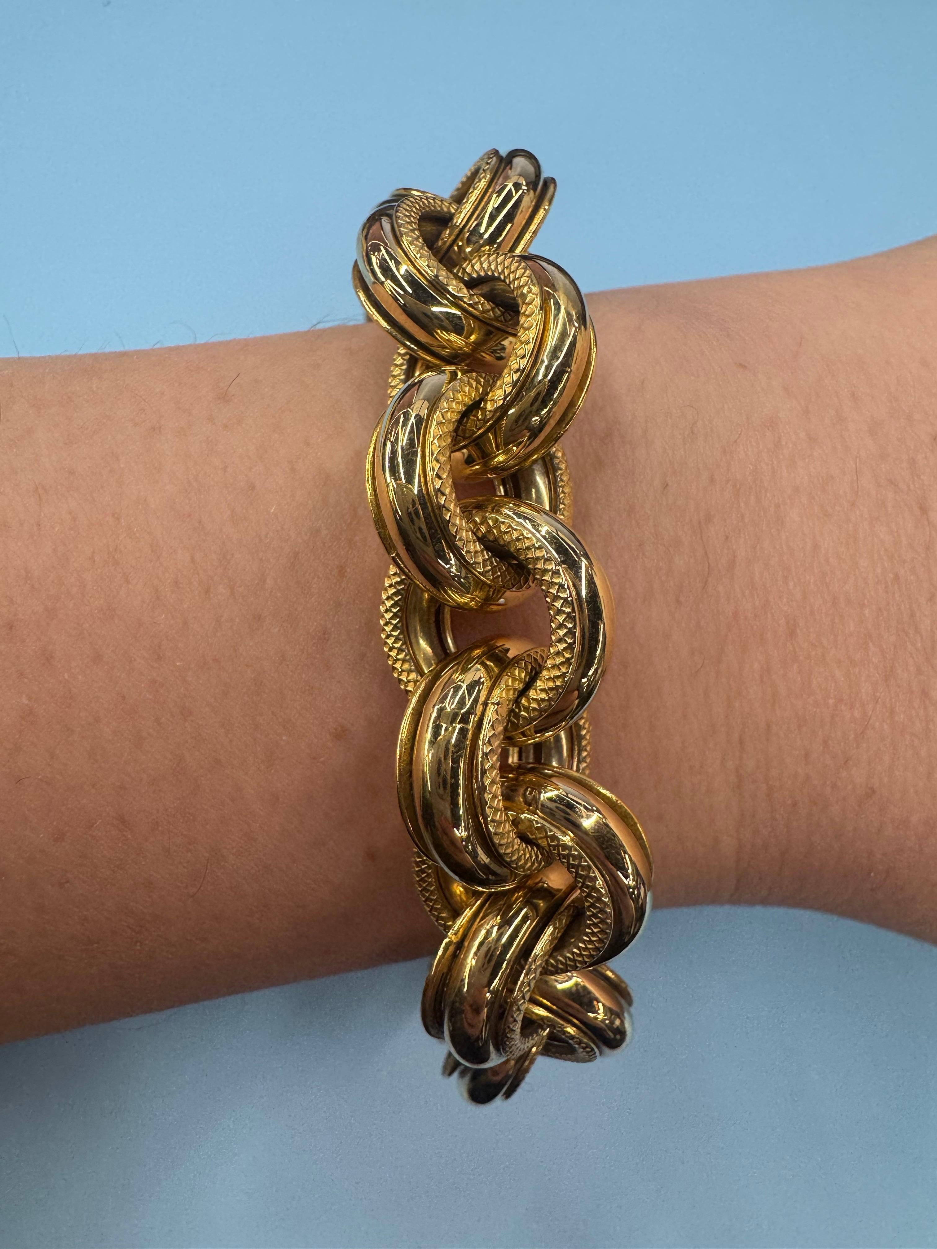 Bracelet italien en or jaune 14 carats à maillons texturés et polis 27,3 grammes Pour femmes en vente
