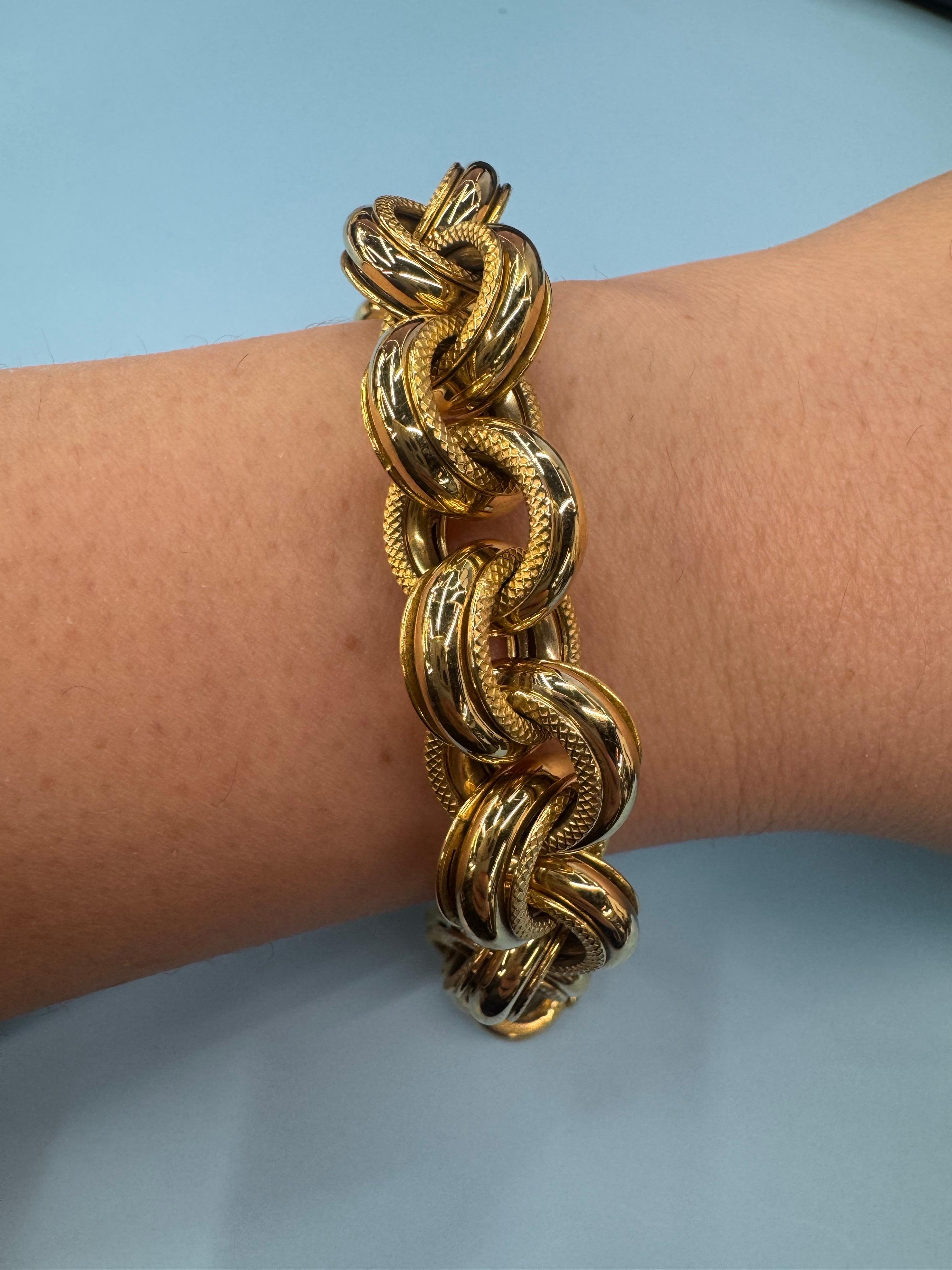 Bracelet italien en or jaune 14 carats à maillons texturés et polis 27,3 grammes en vente 1