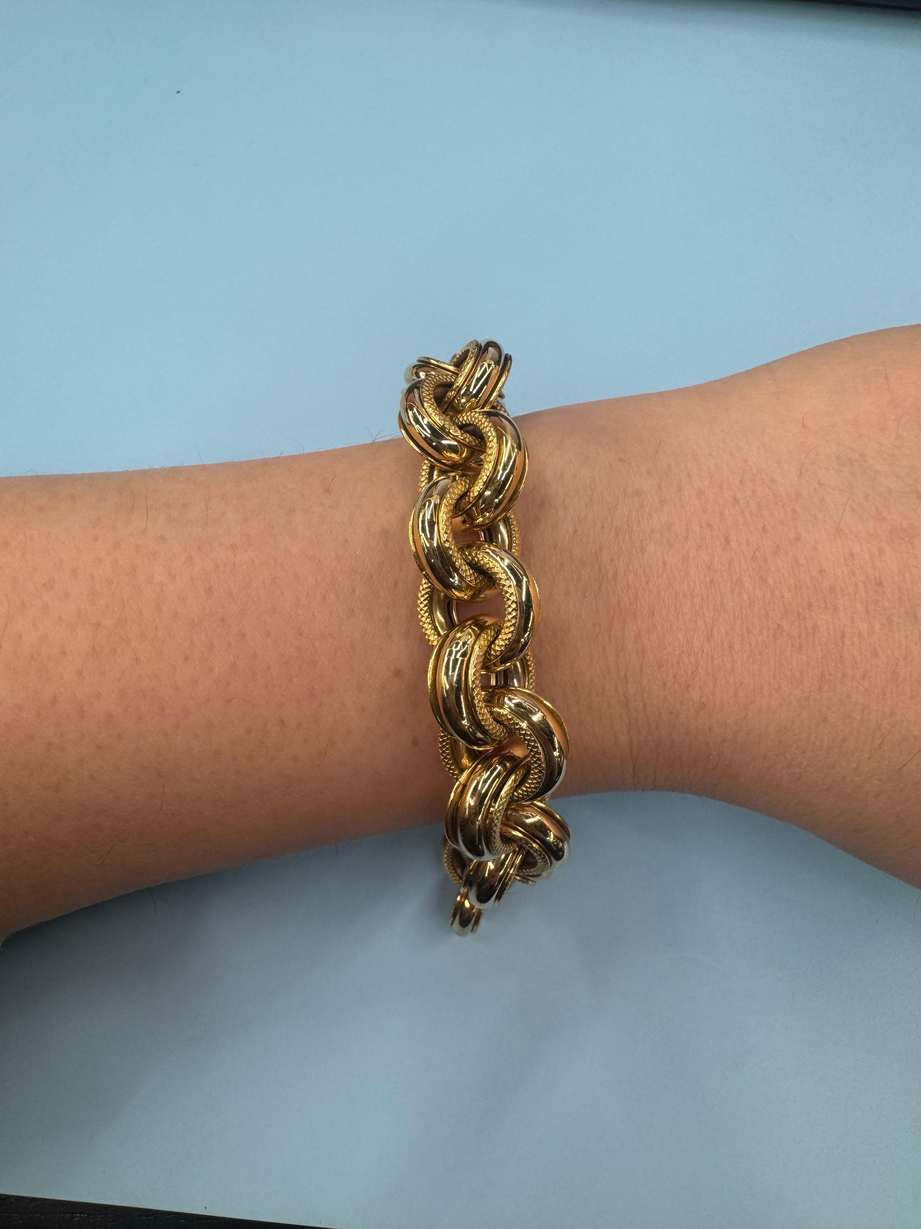 Bracelet italien en or jaune 14 carats à maillons texturés et polis 27,3 grammes en vente 3