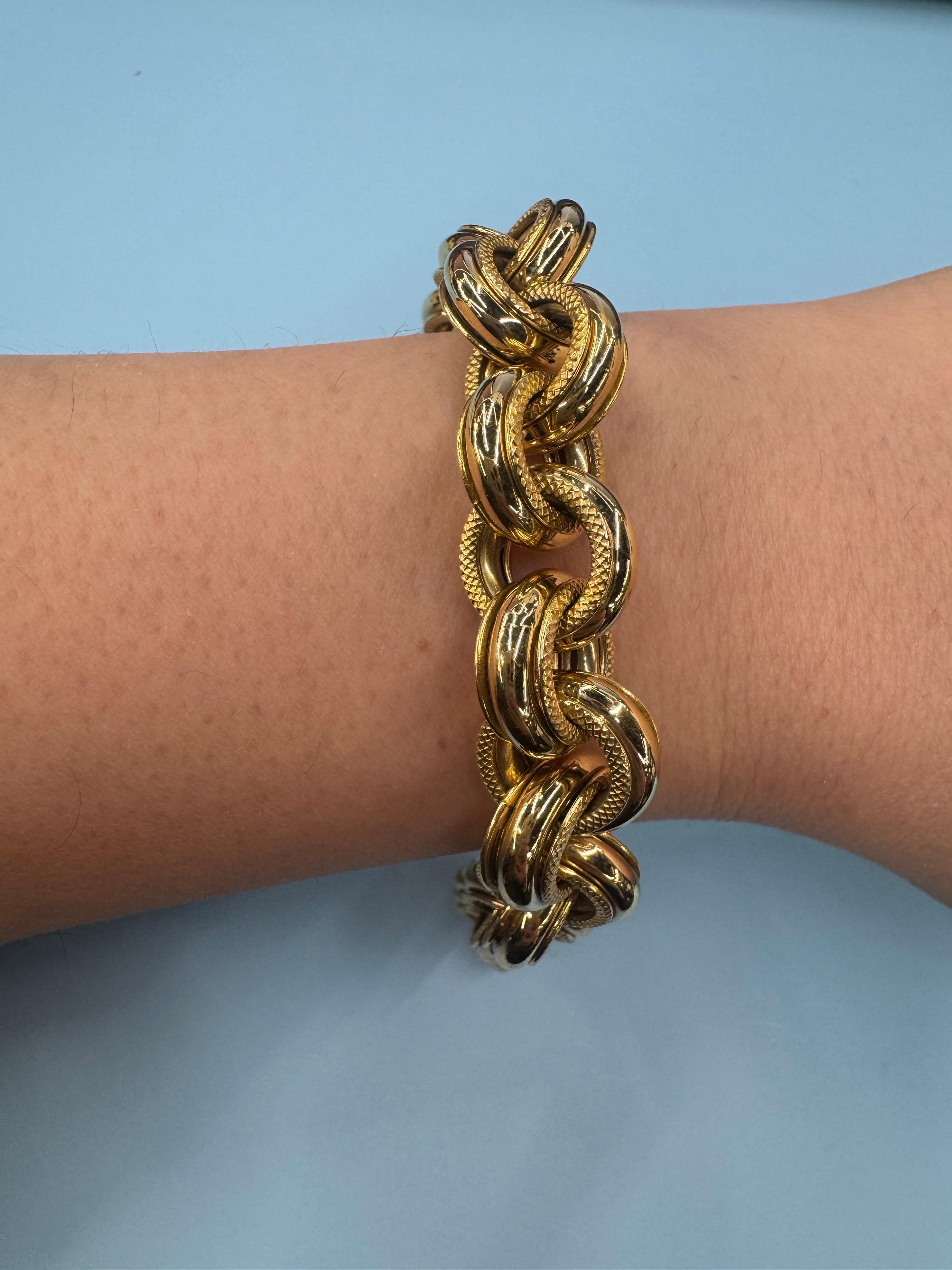 Bracelet italien en or jaune 14 carats à maillons texturés et polis 27,3 grammes en vente 2