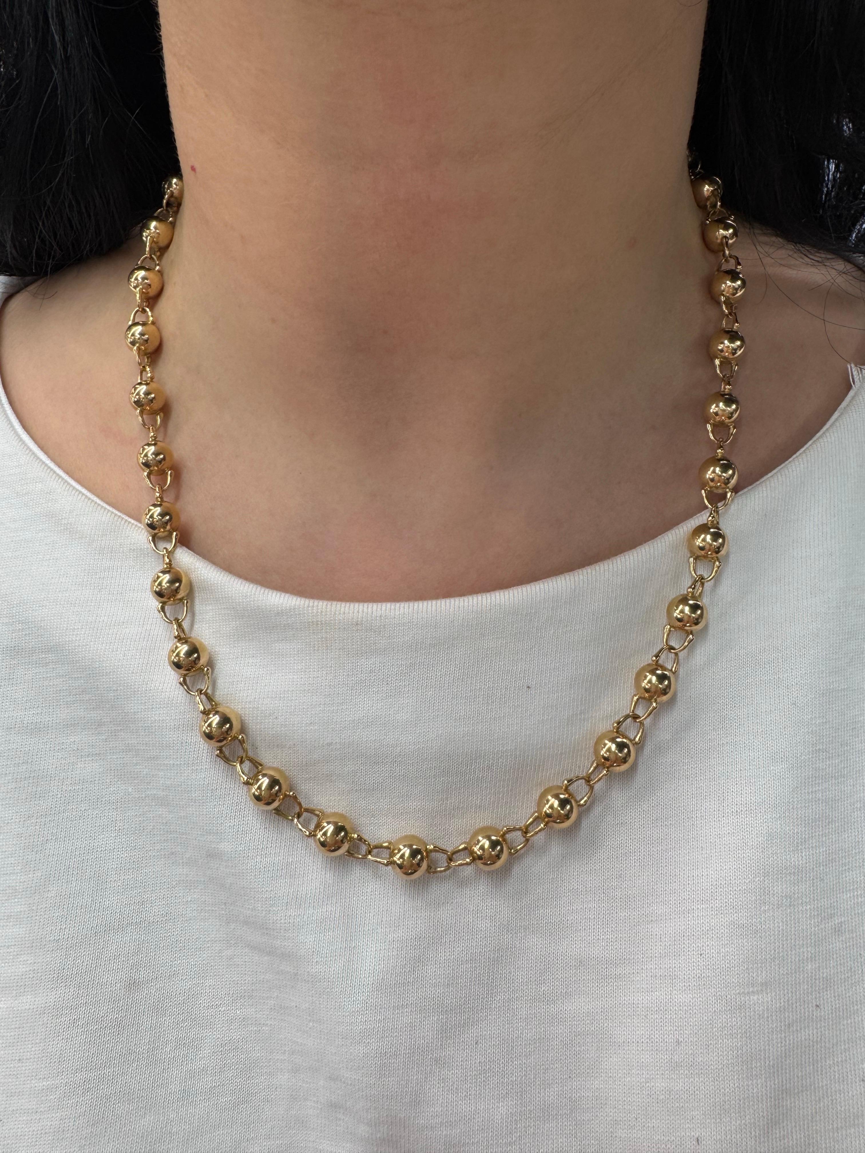 Eleva la tua collezione con questa straordinaria collana in oro 18 carati, caratterizzata da un filo continuo di sfere di perline lucidissime. Con una lunghezza di 20 pollici e un peso di ben 52,51 grammi, questo pezzo mostra superfici lisce e