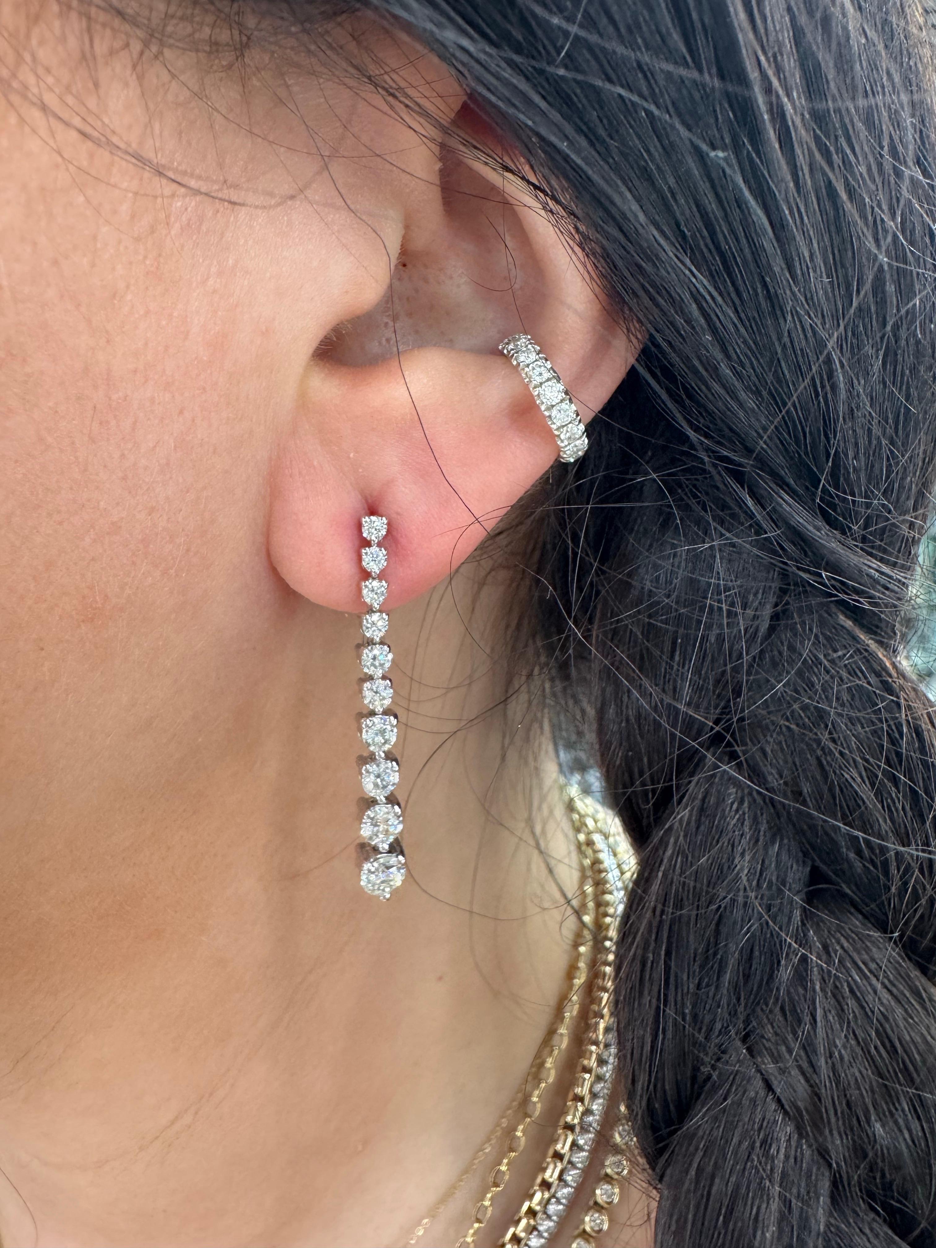 Raffinati e senza tempo, questi orecchini in oro bianco 14 carati presentano una graziosa linea di 20 diamanti tondi brillanti graduati per un totale di 2,00 carati. I diamanti hanno un colore G-H e una purezza VS2-SI1 e offrono uno splendore
