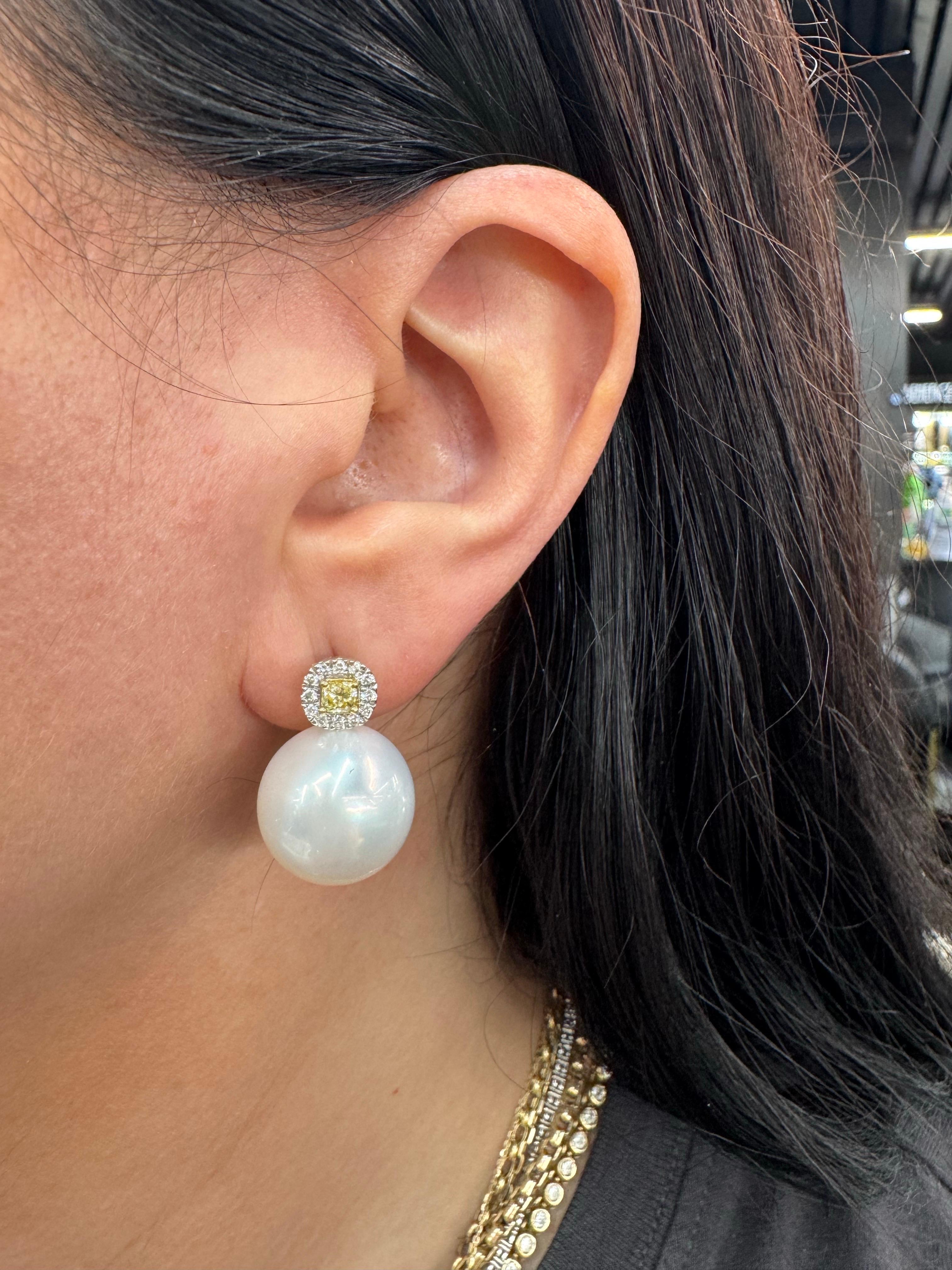 Dieser atemberaubende Ohrring ist ein Unikat: 
Gelber Diamant: 0,64 Karat T/B
Weißer Diamant: 0,23 Karat. T/W
Südseeperle: 15-16 mm
18K Weißgold

Mehr Styles auf Lager
Bilder beigefügt
