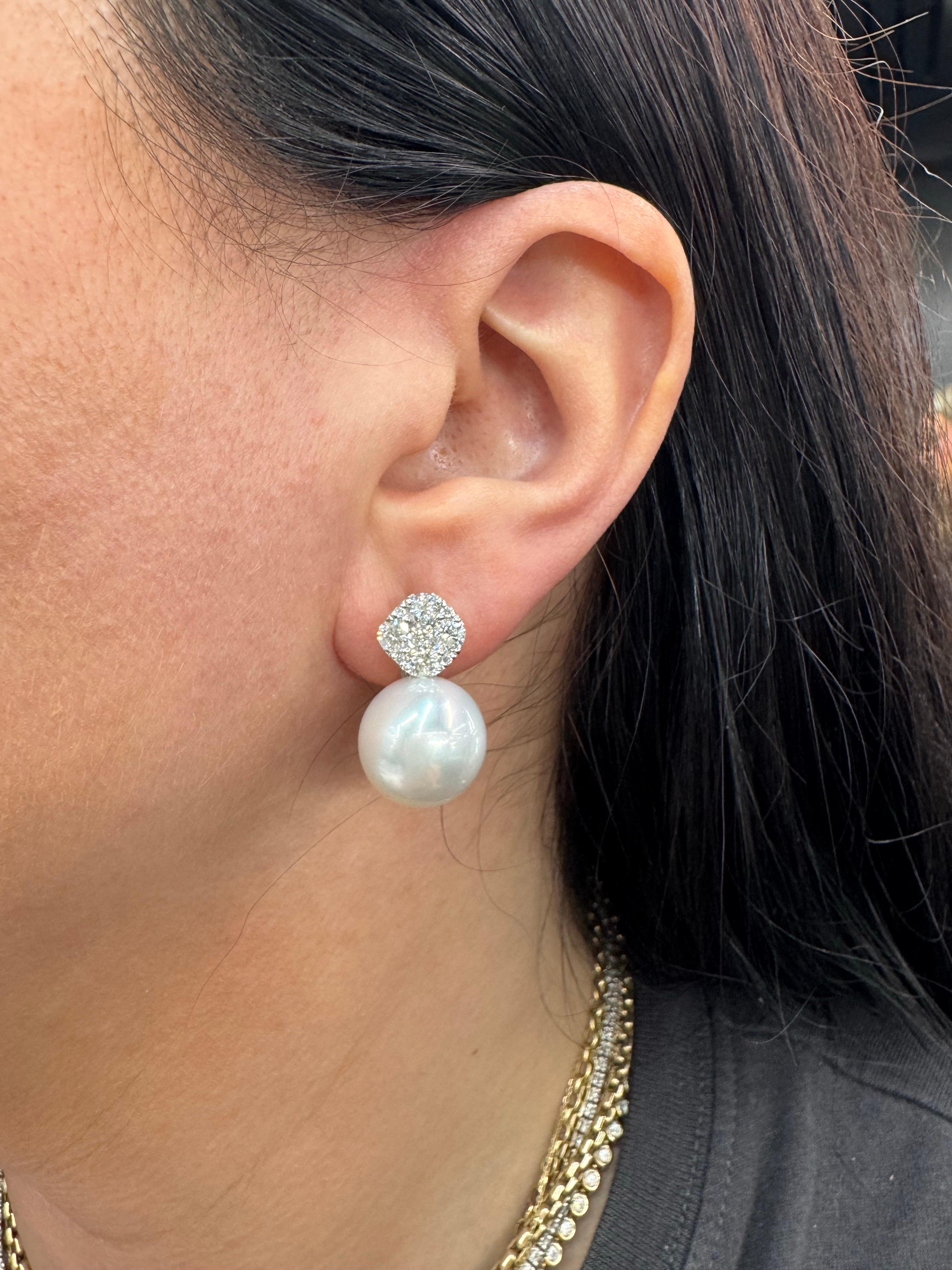 or blanc 18K
perles des mers du Sud de 15 mm
Diamants Roiund 1,65 Cts.
Les boucles d'oreilles mesurent 1
