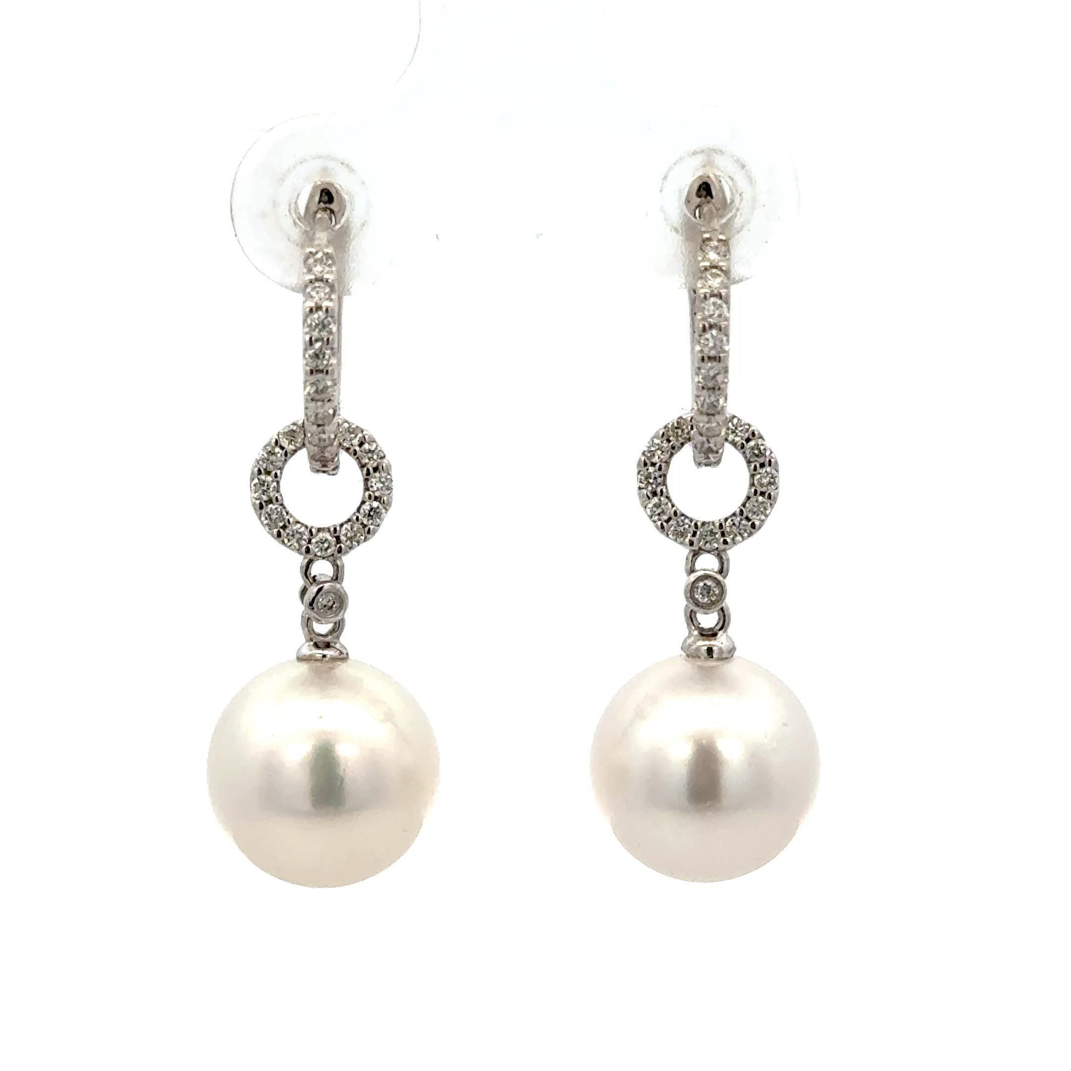 Orecchini con perle dei mari del sud e diamanti 0,29 carati 10-11 mm in oro bianco 18 carati In condizioni Nuovo in vendita a New York, NY