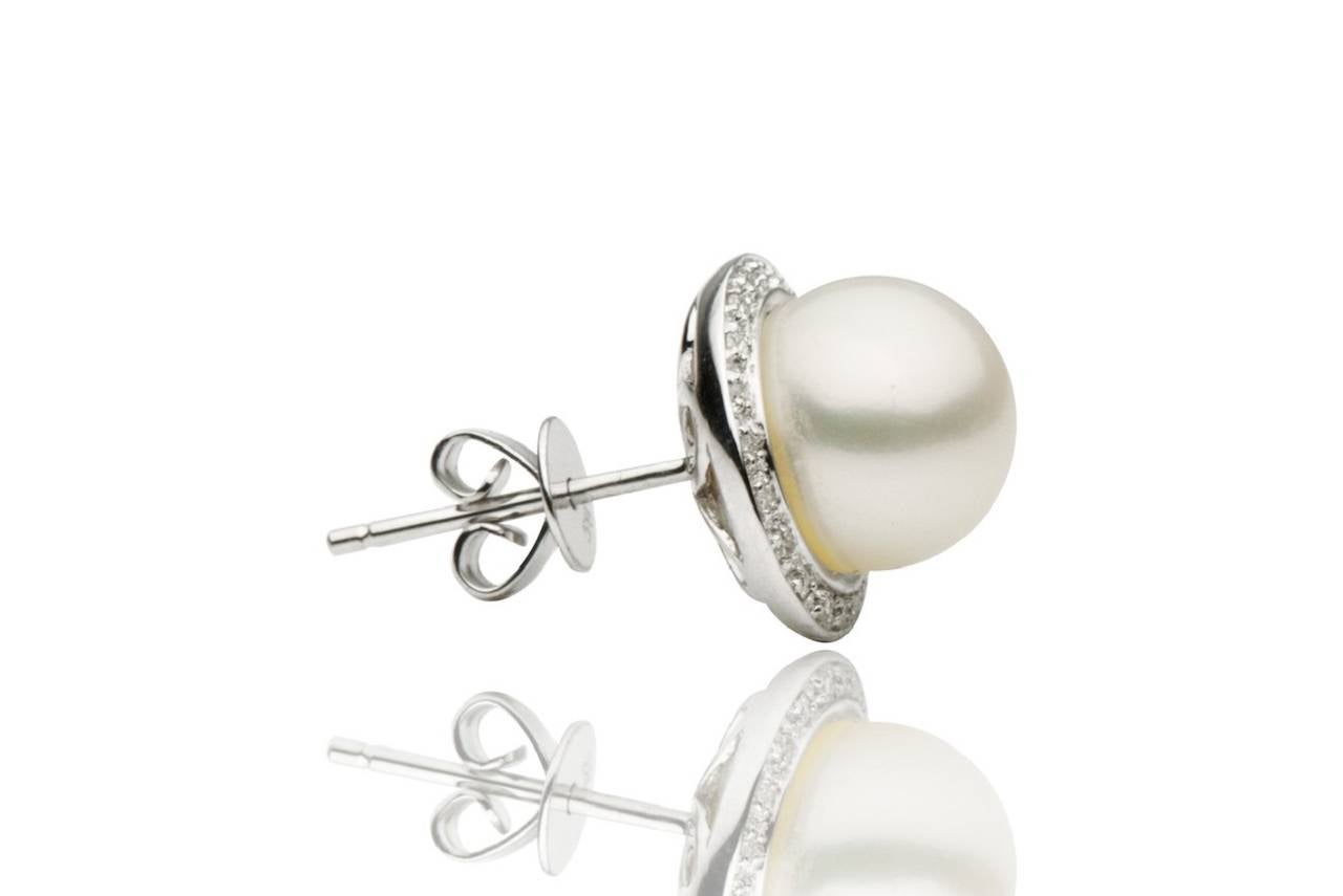 Contemporain Clous d'oreilles en or blanc à halo de perles d'eau douce et diamants en vente