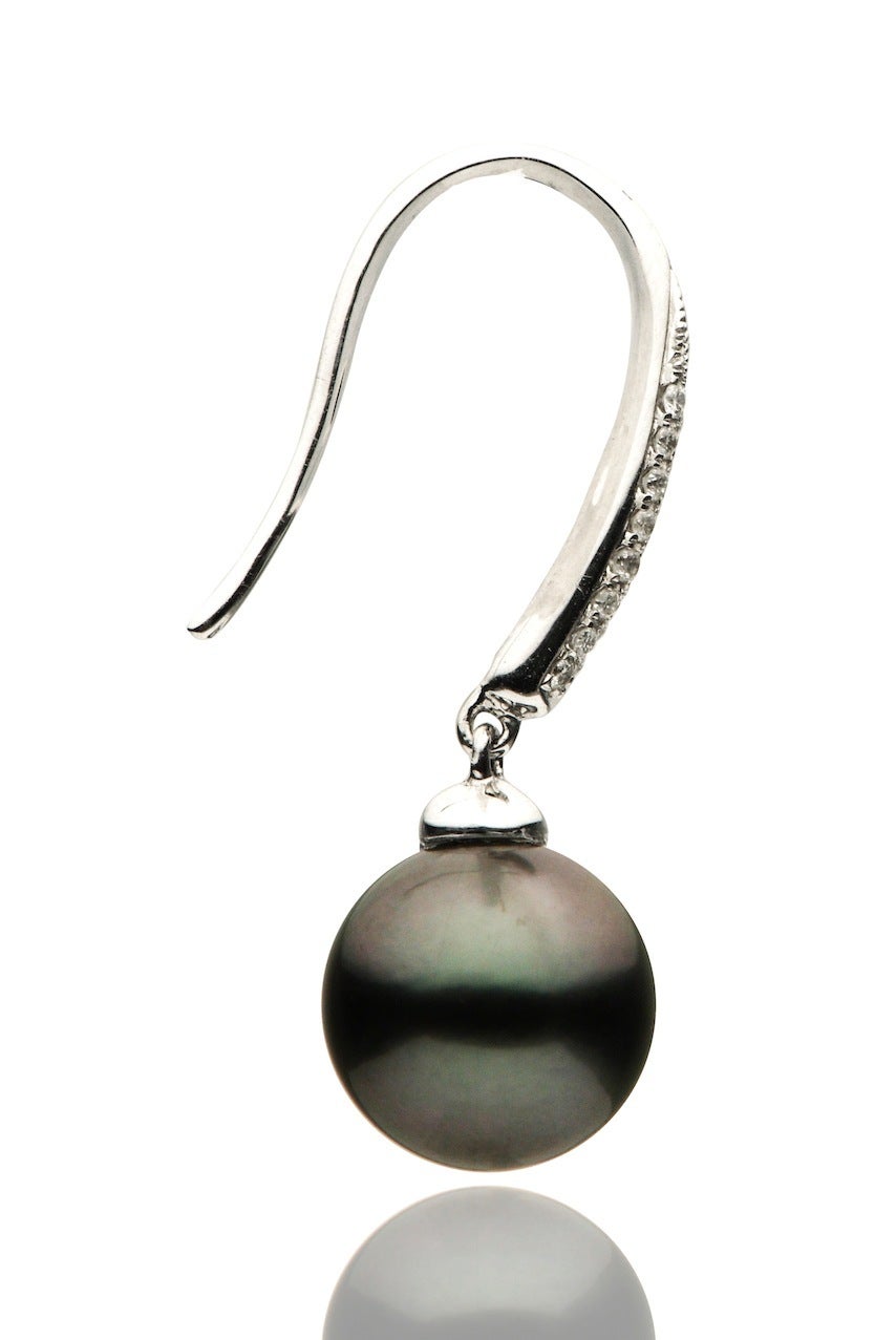 This beautiful earring features:
18k white gold
8-9mm Tahitian Pearls
Pearl Quality: AAA
Pearl Luster: AAA Excellent
Nature: Tahitian 
Nacre: Very thick
Earring Style:Fish Hook
Metal Weight: 1.5 g.
Diamonds: 32 
Diamond Weight: 0.12 cts.