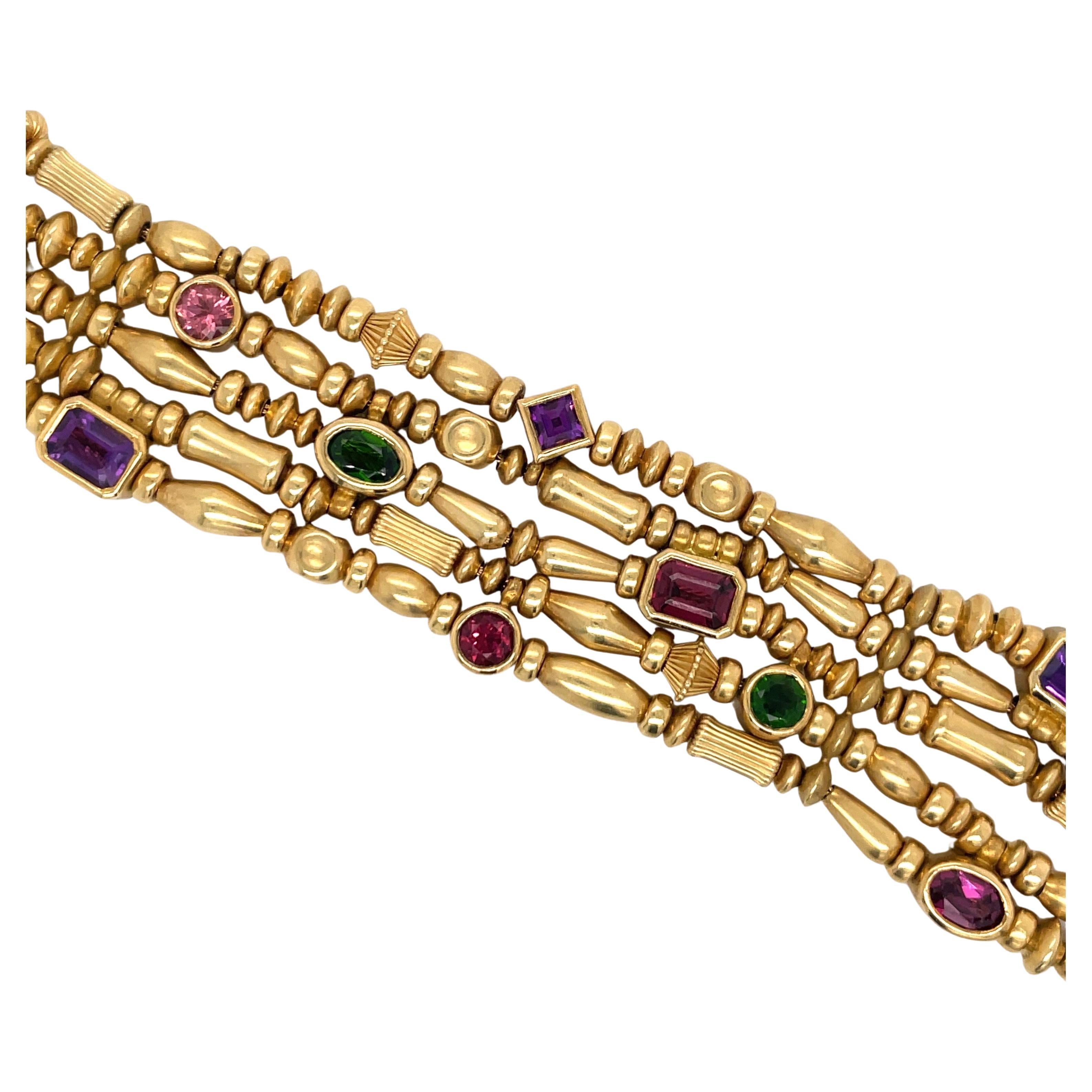 Bracciale a cinque file di perline SEIDENGANG con gemme multicolore di smeraldo, granato, ametista e tormalina, realizzato in oro giallo 18 carati, 71,8 grammi.
Timbrato SG 750

Altri gioielli SeidenGang in stock
Messaggio per foto e dettagli
Cerca