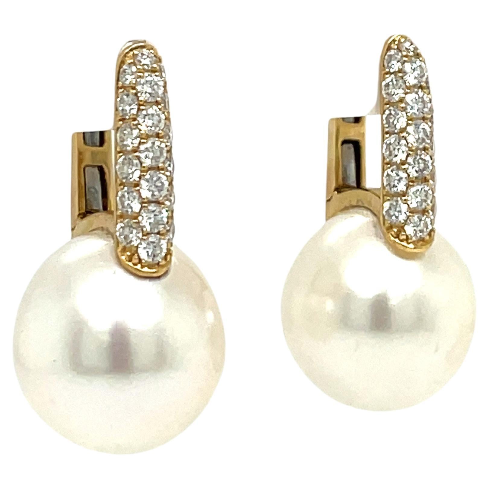 Boucles d'oreilles pendantes en or jaune 18 carats avec perles des mers du Sud et diamants 0.61 carats 12-13MM en vente