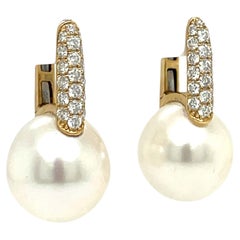 Boucles d'oreilles pendantes en or jaune 18 carats avec perles des mers du Sud et diamants 0.61 carats 12-13MM