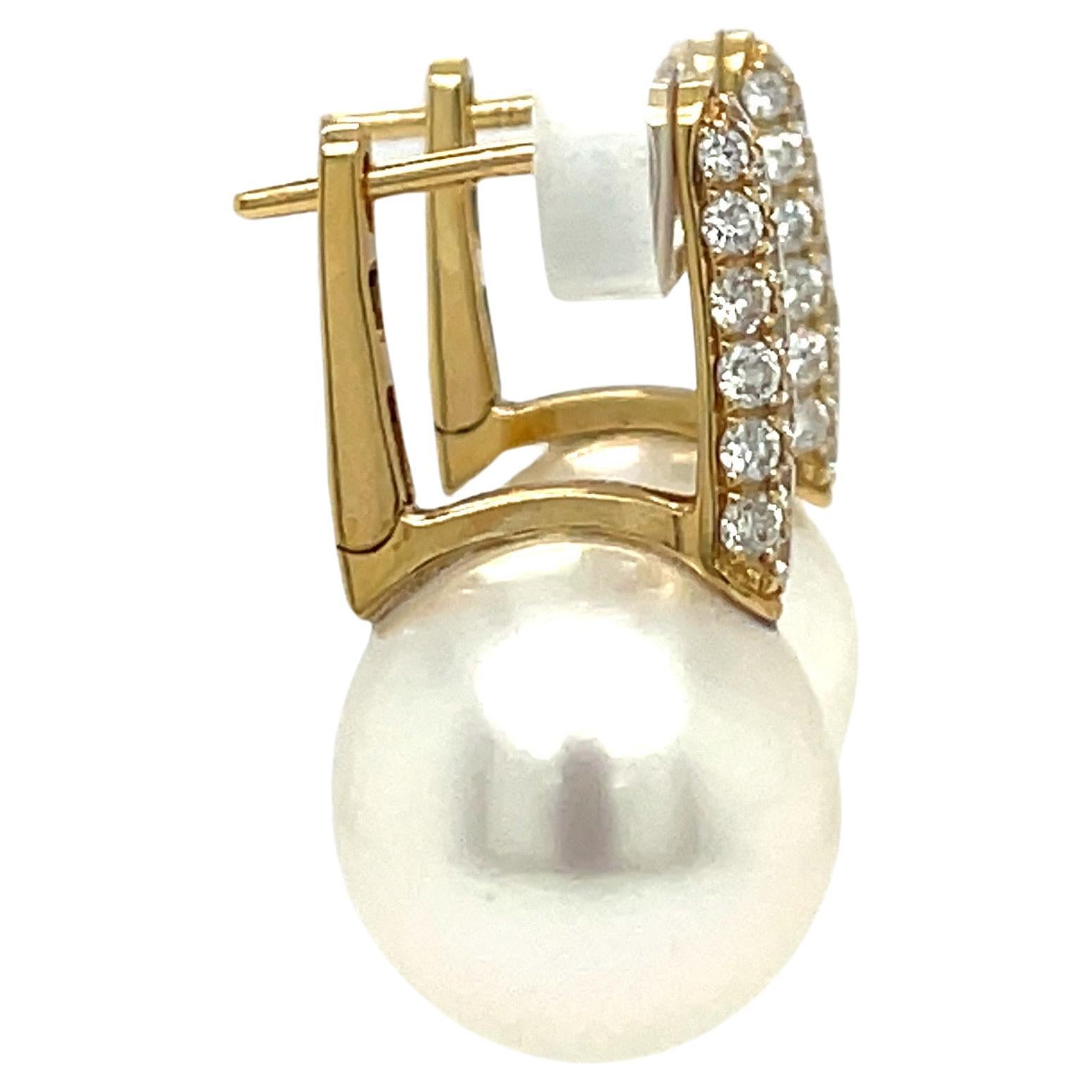 Boucles d'oreilles pendantes en or jaune 18 carats avec perles des mers du Sud et diamants 0.61 carats 12-13MM Neuf - En vente à New York, NY
