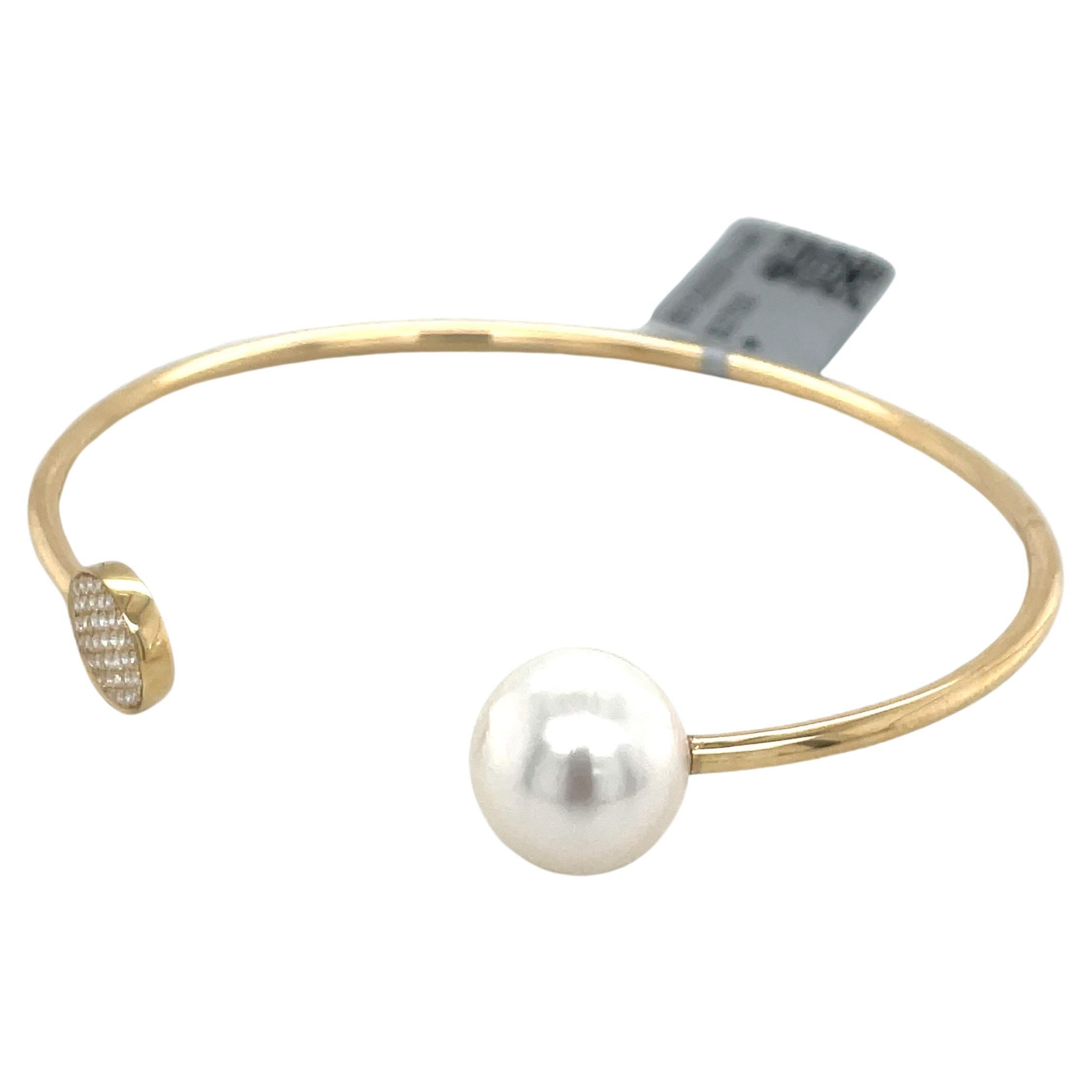 Contemporain Bracelet jonc ouvert en or jaune 14 carats avec perles des mers du Sud 0,13 carat et diamants 11-12 mm en vente