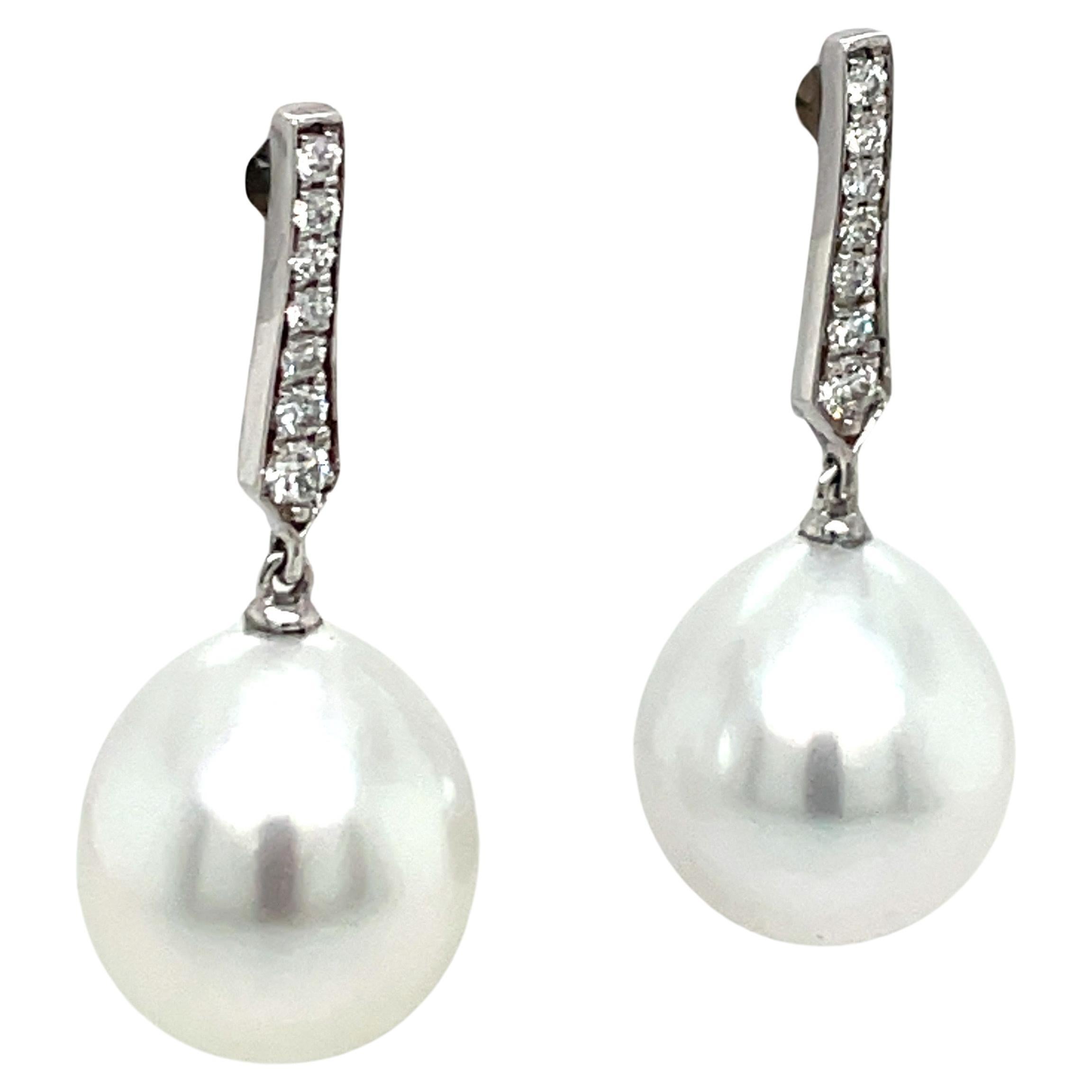 Pendientes de oro blanco de 18 quilates con 14 brillantes redondos de 0,16 quilates y dos perlas del Mar del Sur de 11-12 mm.

Puedes personalizar la perla a Dorada, Rosa o Tahitiana. 
DM para más precios. 