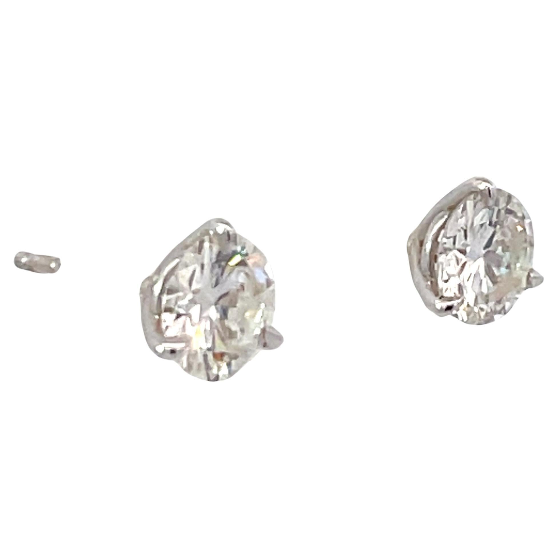 Taglio rotondo Orecchini con diamanti certificati GIA 2,10 carati G-H SI1-2 Oro bianco 18 carati in vendita