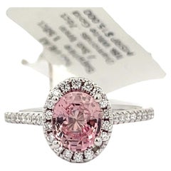 Bague en or blanc 18 carats avec saphir rose certifié et halo de diamants non chauffés de 2,34 carats