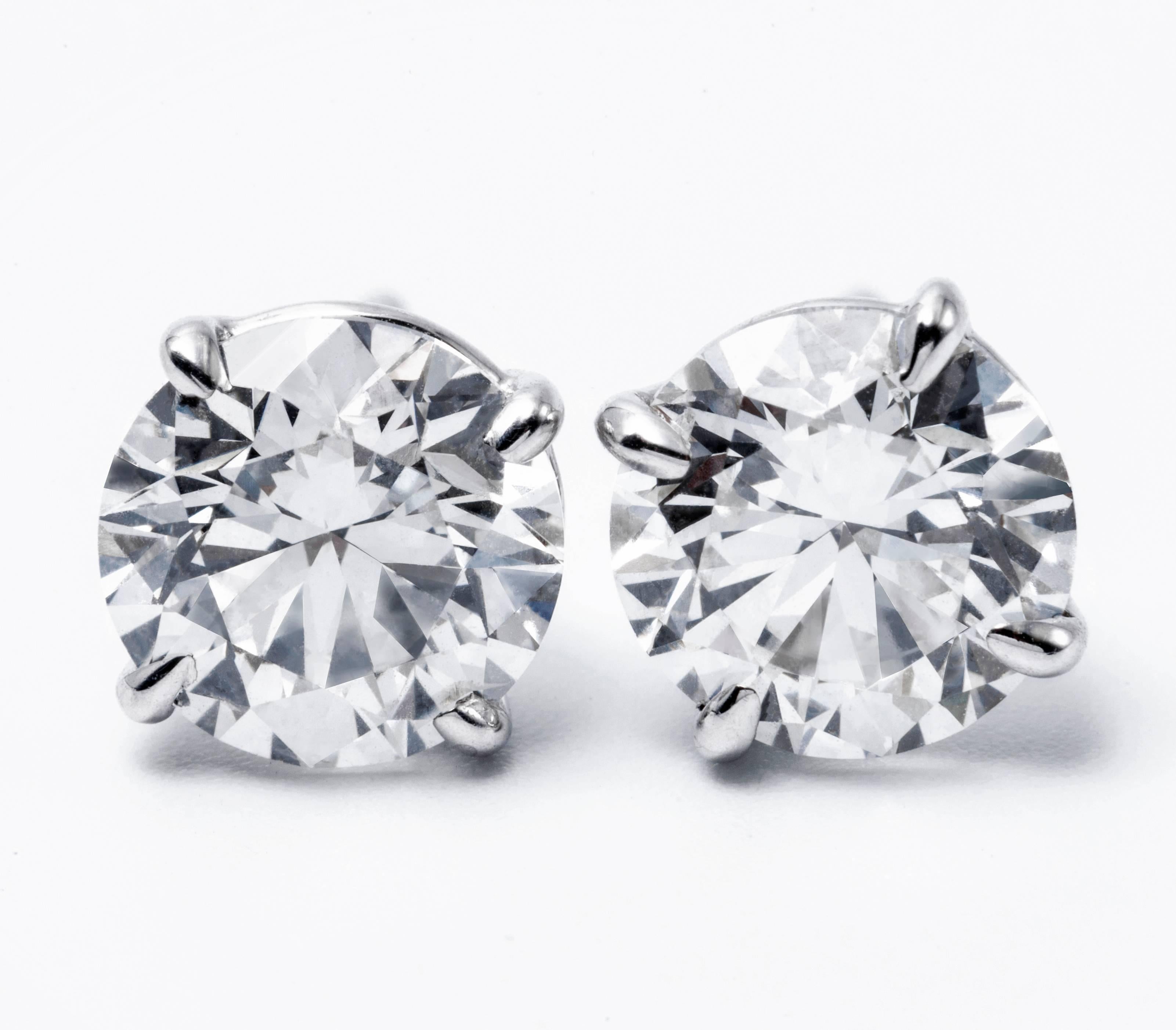 14K 4 prong white gold diamond studs.
Total weight: 1.83
Color: J
Clarity: SI2 
Classic Basket Setting