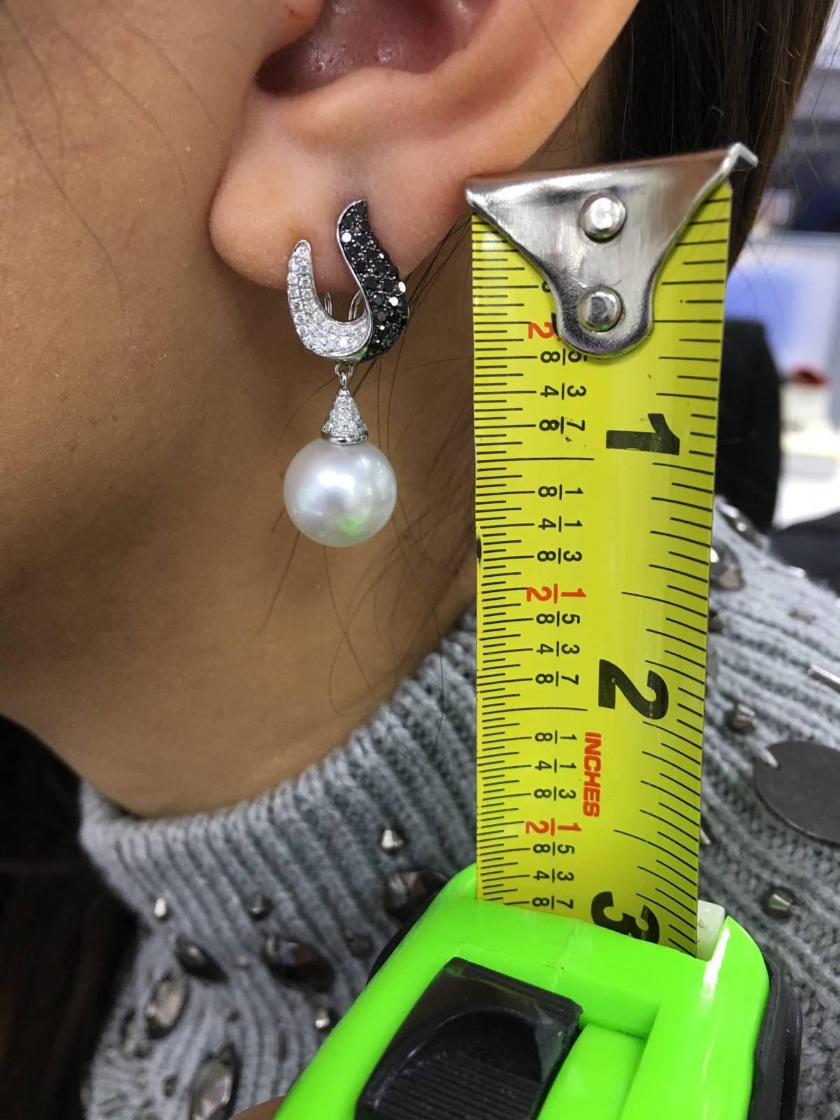 Tahitian Cultured Pearl with Black and White Diamonds In New Condition In New York, NY