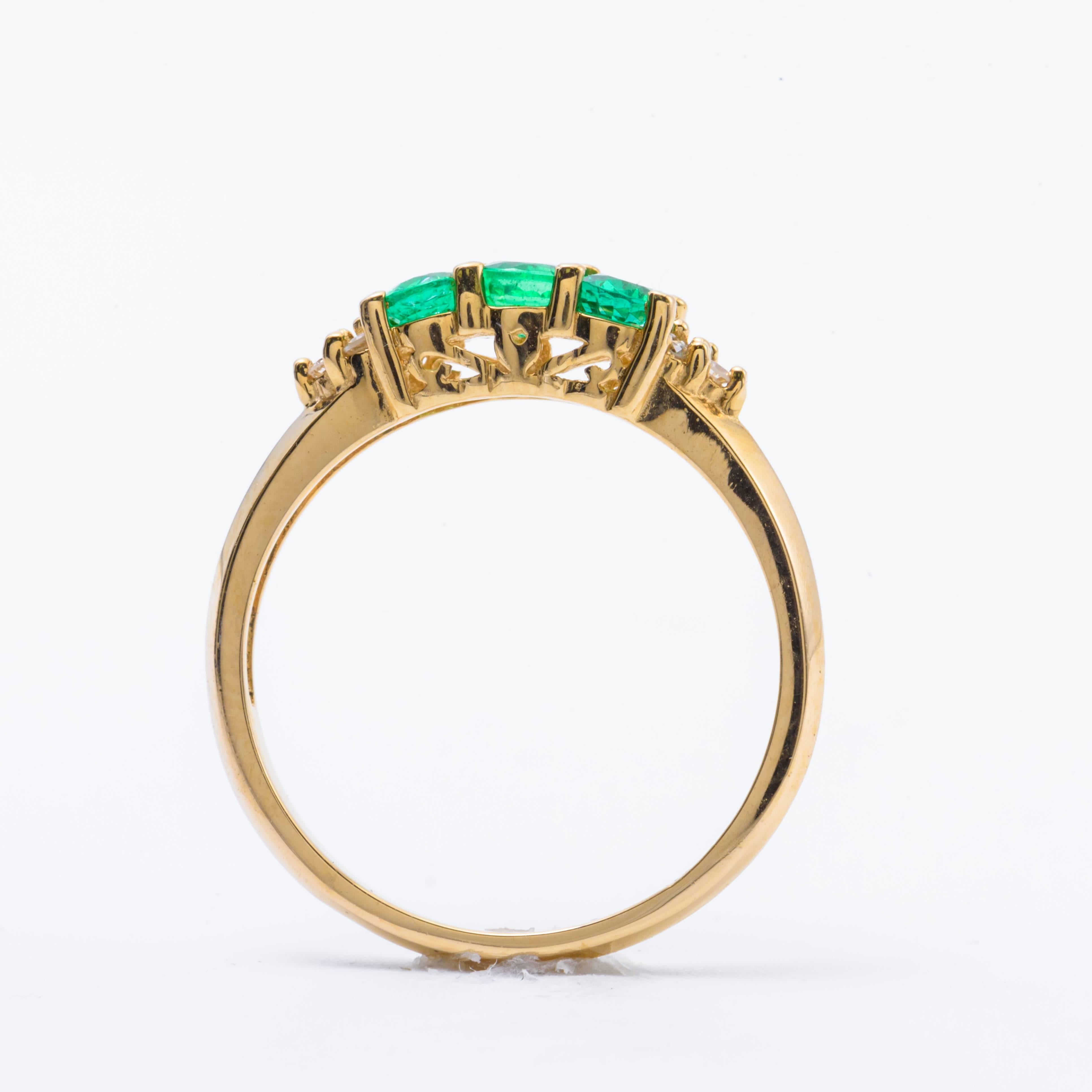 Oval Emerald Tree Stone Ring and Diamond Accent 14 Karat Yellow Gold Band In New Condition In New York, NY