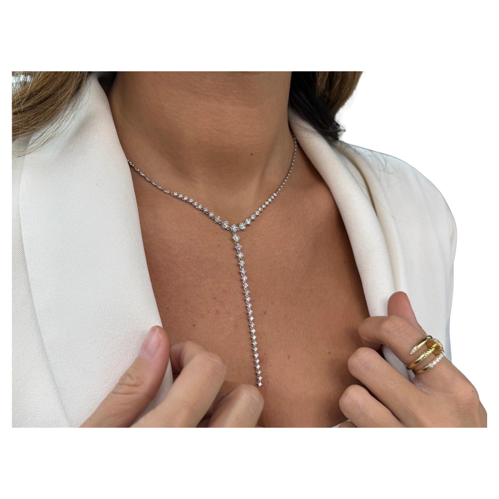 Collana lariat in oro bianco 18 carati con 44 brillanti rotondi graduati del peso di 3,27 carati in un'incastonatura a 4 punte nord-sud, estesa su una catena di perline con sfaccettature di diamanti.
La collana misura 18