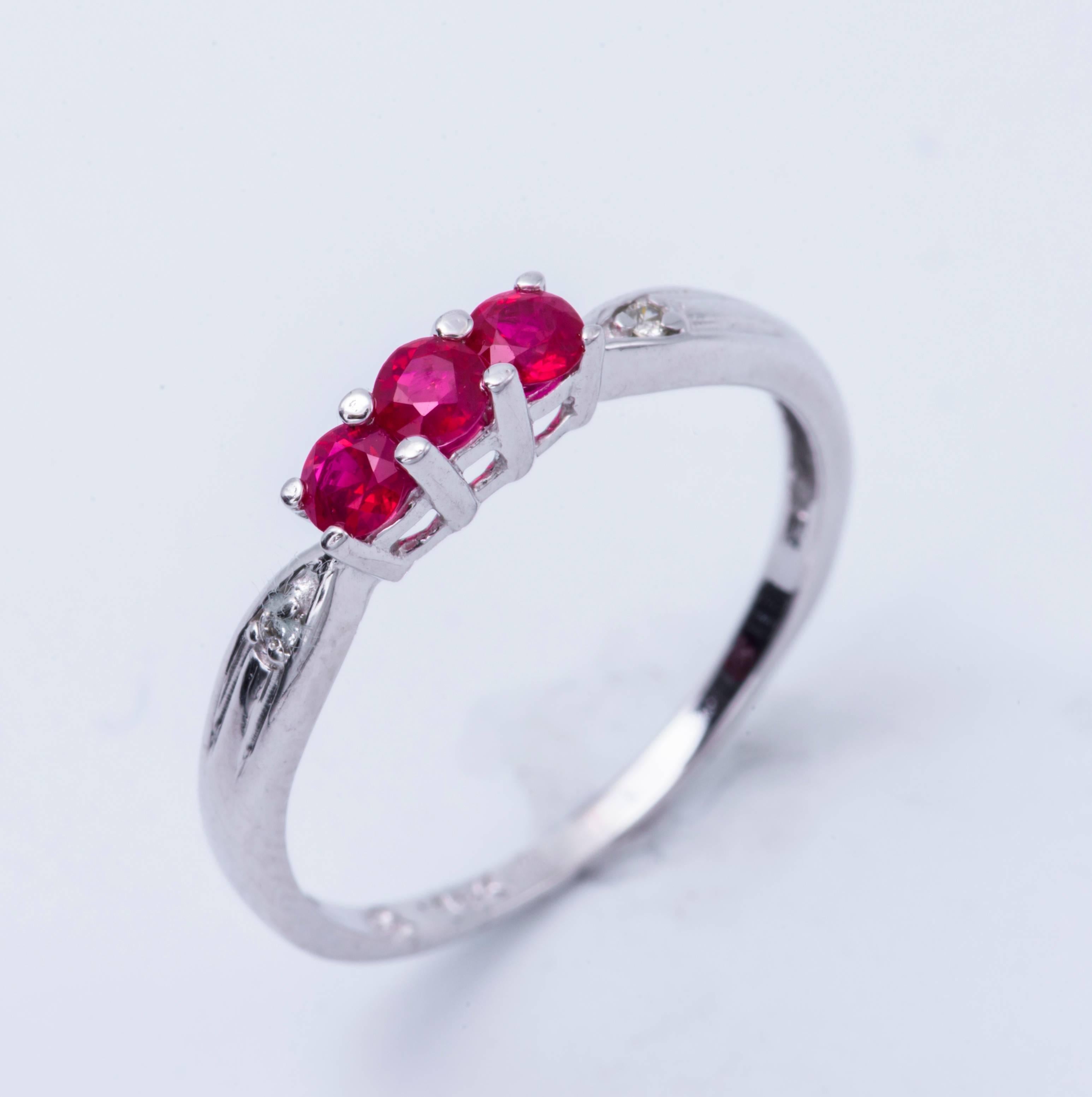 Three Stone Ruby Diamond Gold Band Ring In New Condition In New York, NY