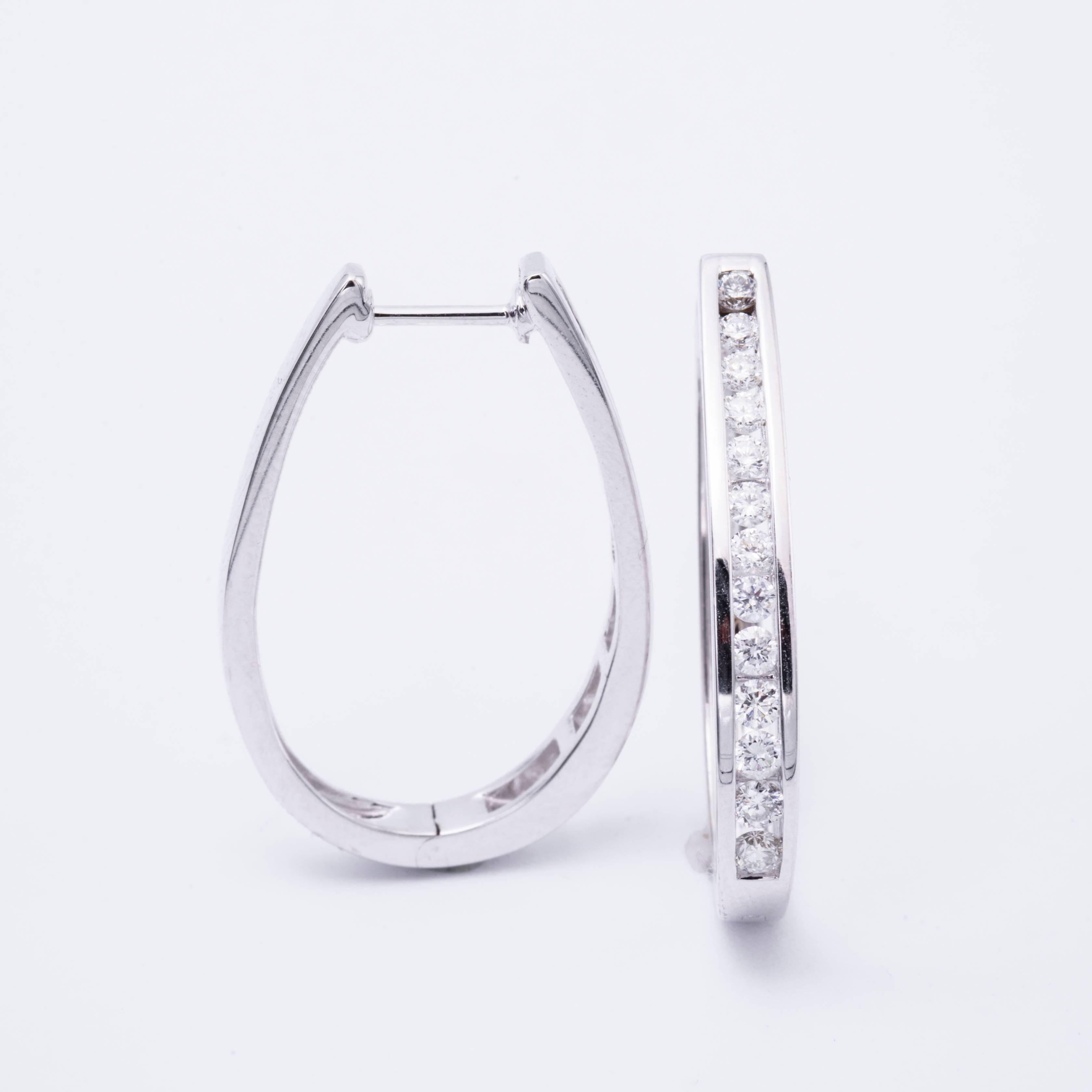 14  k white gold, this beautiful hoop earrings is 29 mm long and features 1.00 carat total weight of  diamonds in H Color ans SI Clarity