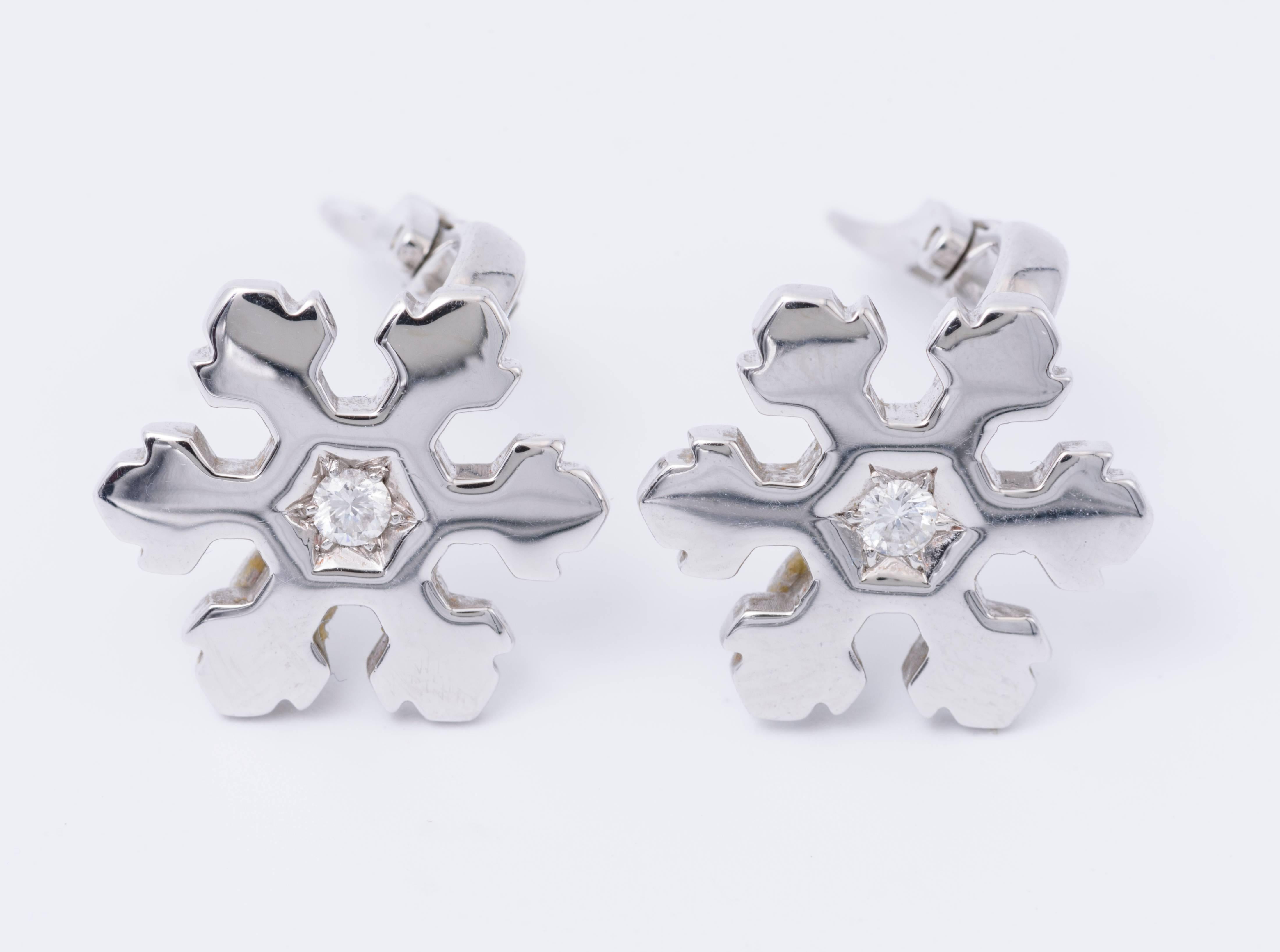 These snowflake-shaped earrings are set in pure 18kt White Gold and features a round White Diamond. The Polygon setting around the stone allows for a unique style.