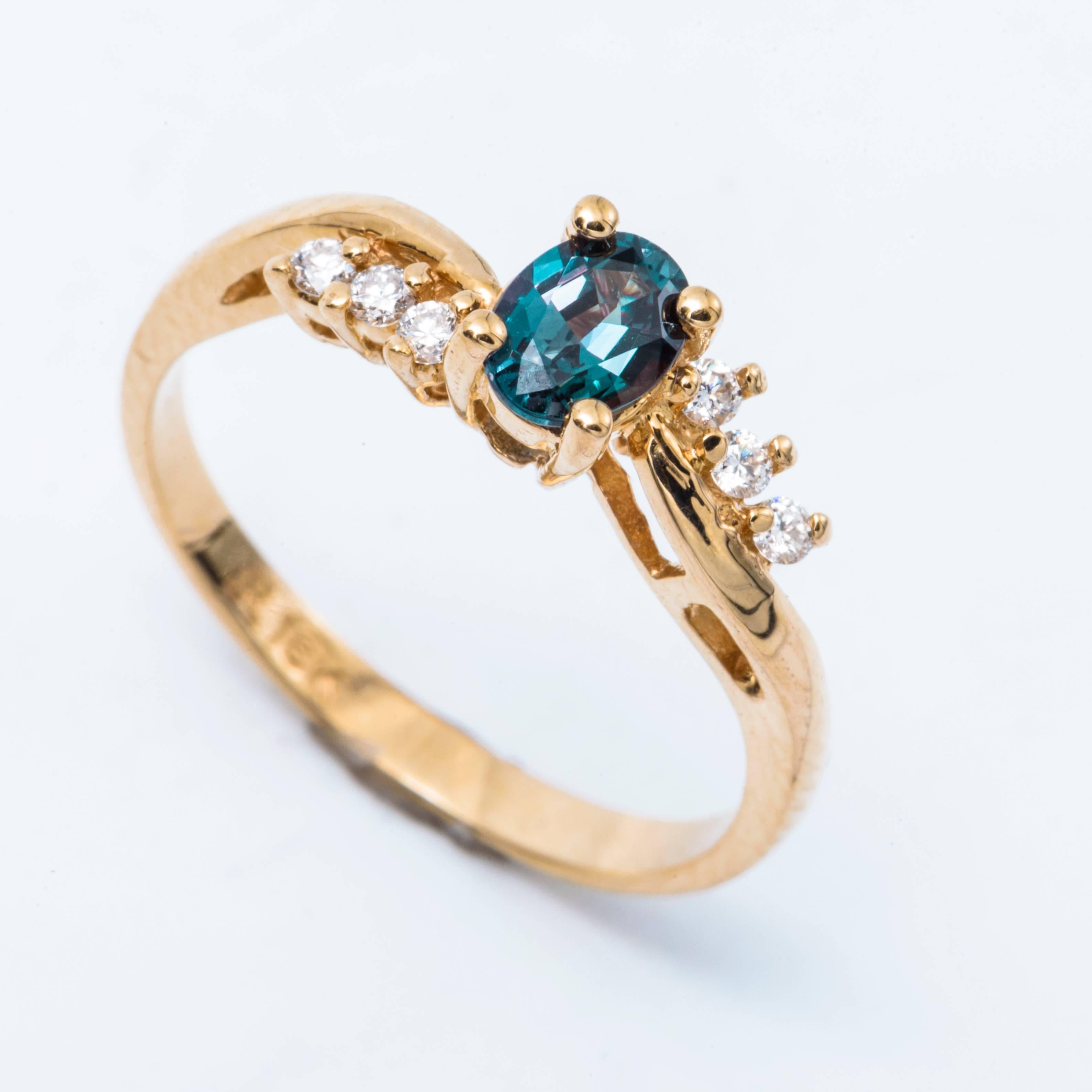 Oval Color-Changing Alexandrite Yellow Gold Ring with Certificate In New Condition In New York, NY