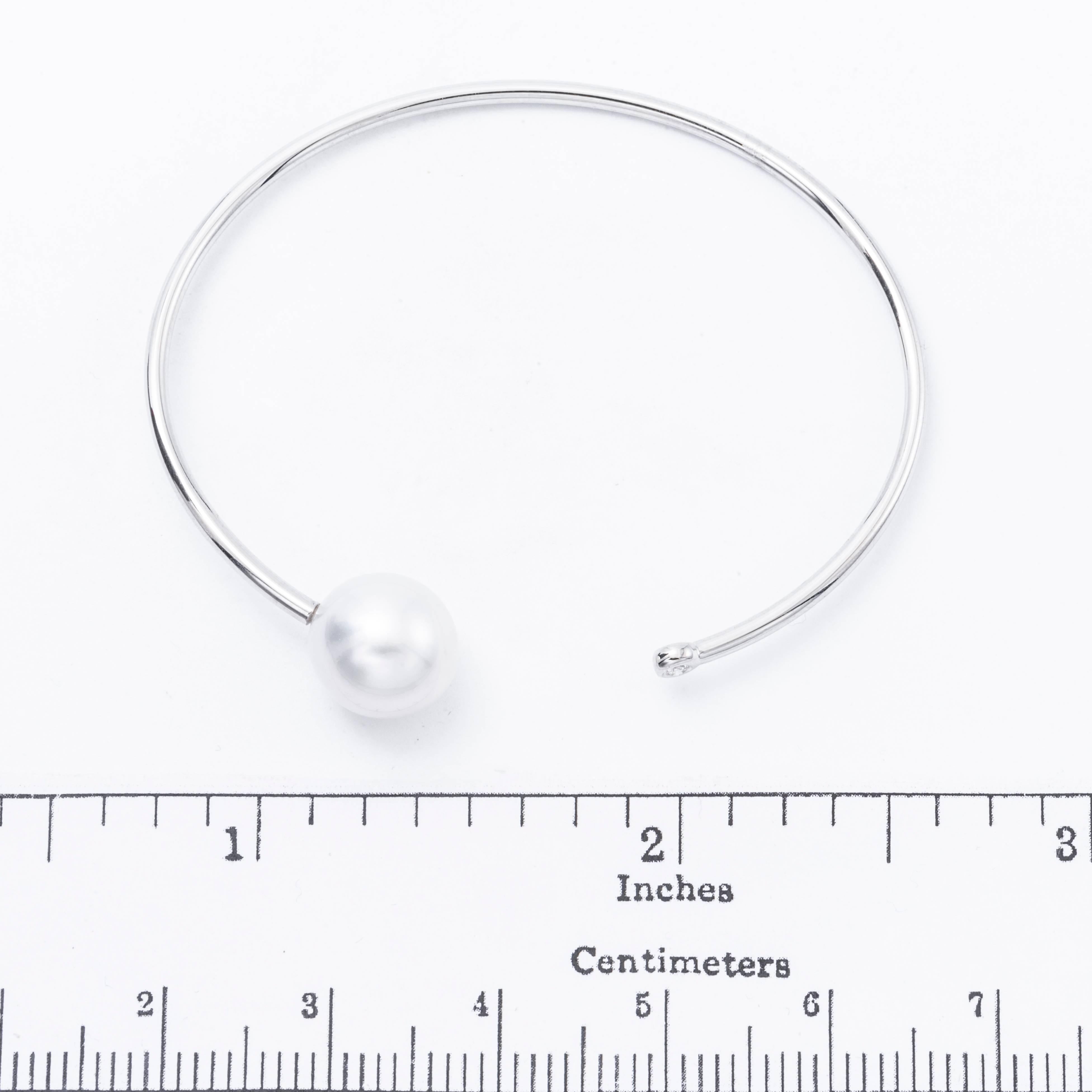 18K White gold open bracelet featuring one South Sea Pearl measuring 11-12 mm and one diamond weighing 0.06 Carats.
Color G-H
Clarity SI

Pearls can be changed to Pink, Tahitian or Golden upon request. Price subject to change.