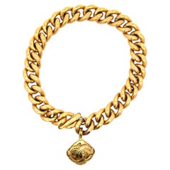 Collier vintage Chanel à maillons épais de type « curb » dorés, avec fermoir à bascule et médaillon CC
