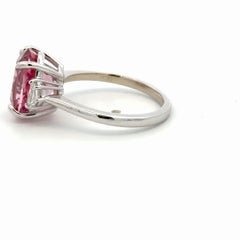 Bague en or blanc sertie d'une tourmaline rose ovale de 4,16 carats et d'un diamant taille « Cadillac »