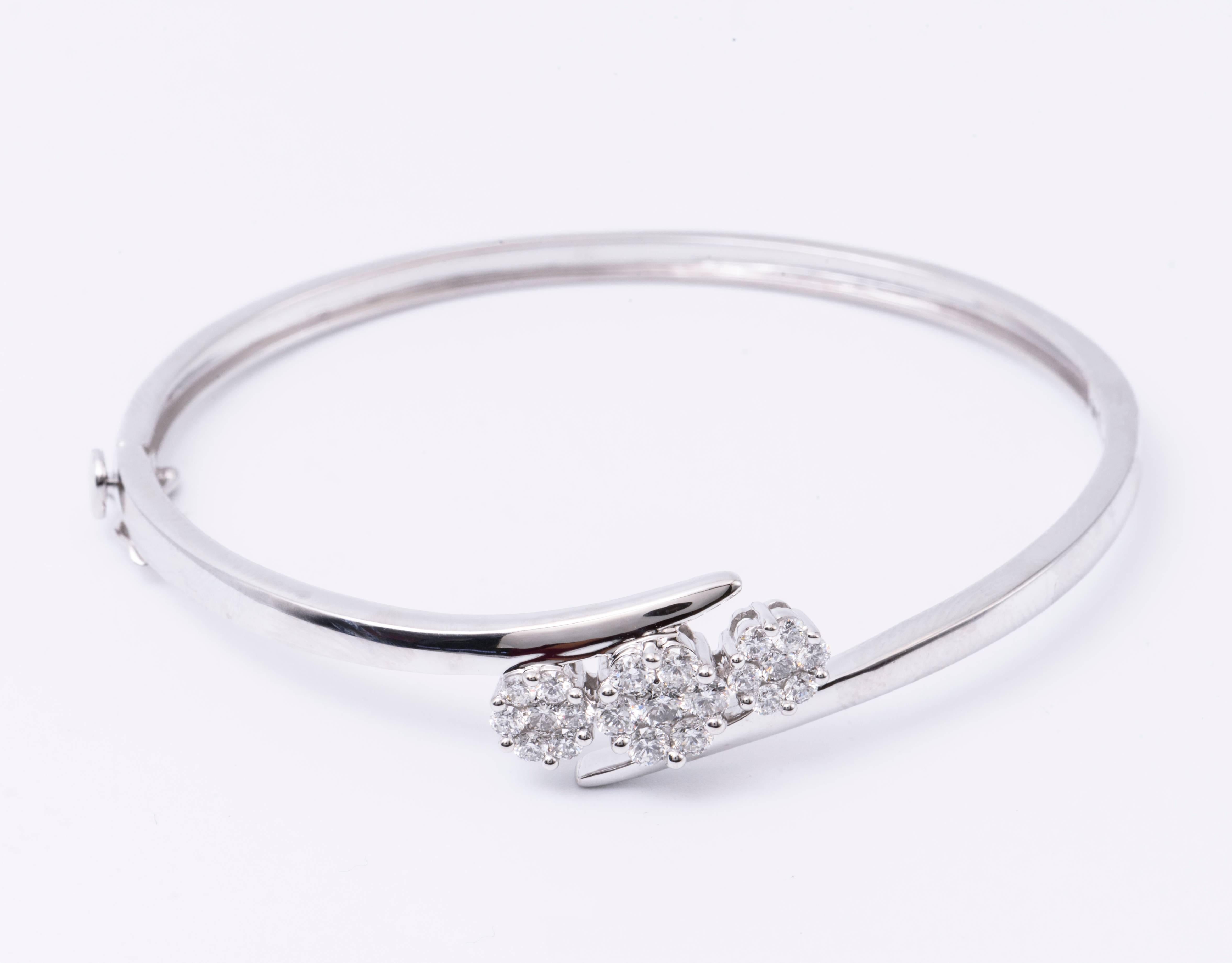 14K White gold bangle featuring three diamond clusters weighing 1.04 carats.
Color G-H
Clarity SI
