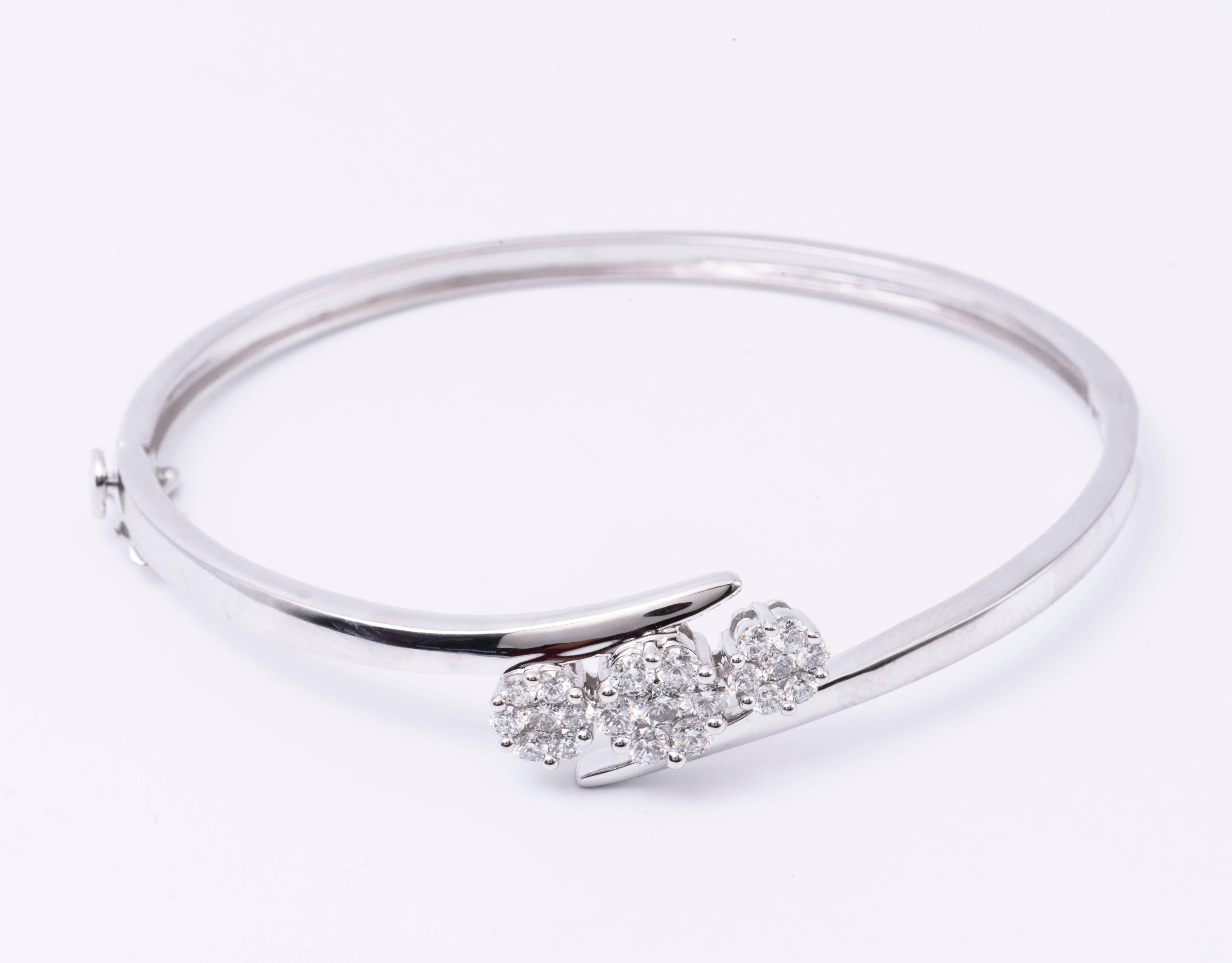 Braccialetto in oro bianco 14K con tre grappoli di diamanti del peso di 1,04 carati.
Colore G-H
Chiarezza SI