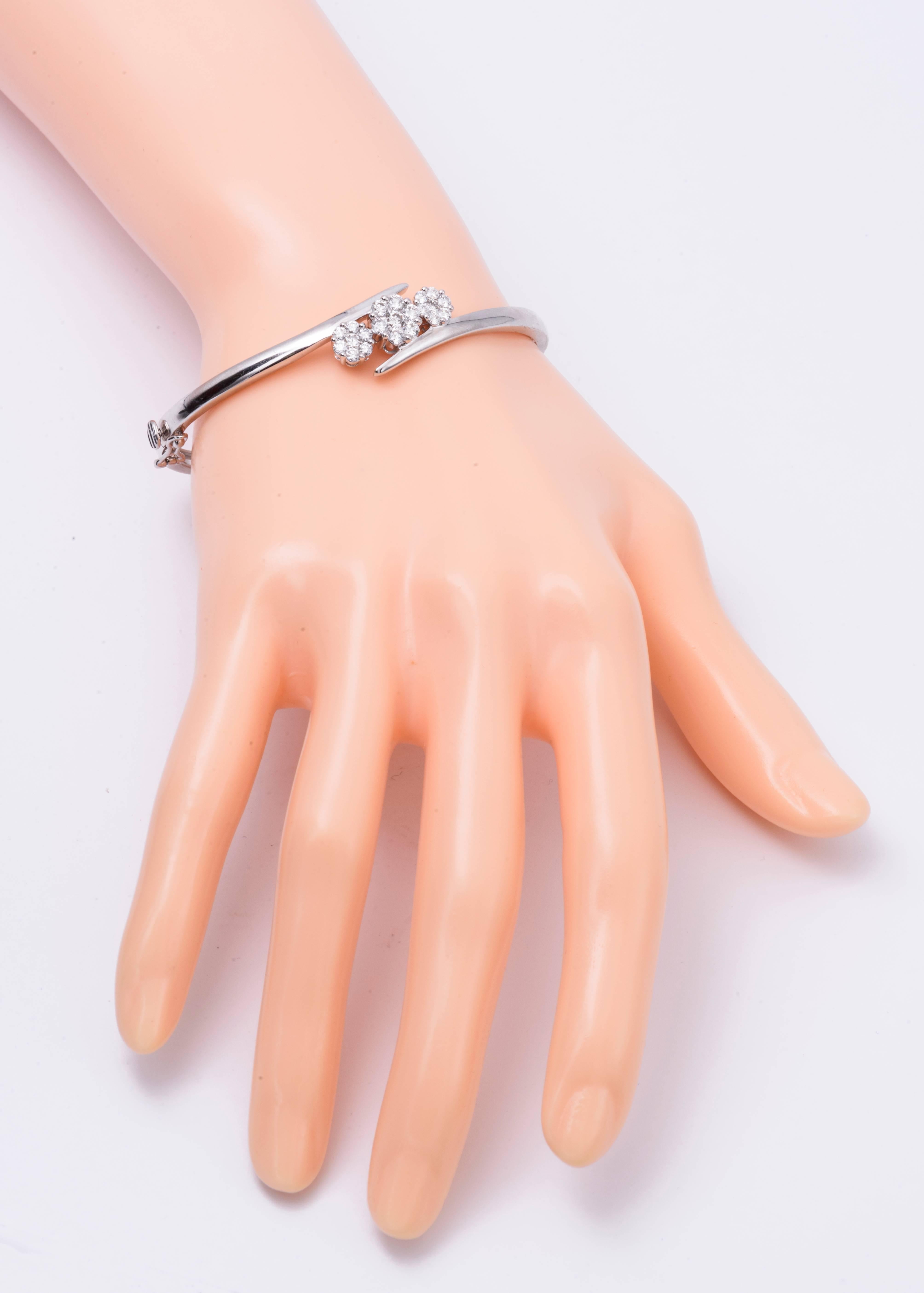 Cluster di diamanti rotondi Bangle 1,04 carati in oro bianco 14K In condizioni Nuovo in vendita a New York, NY
