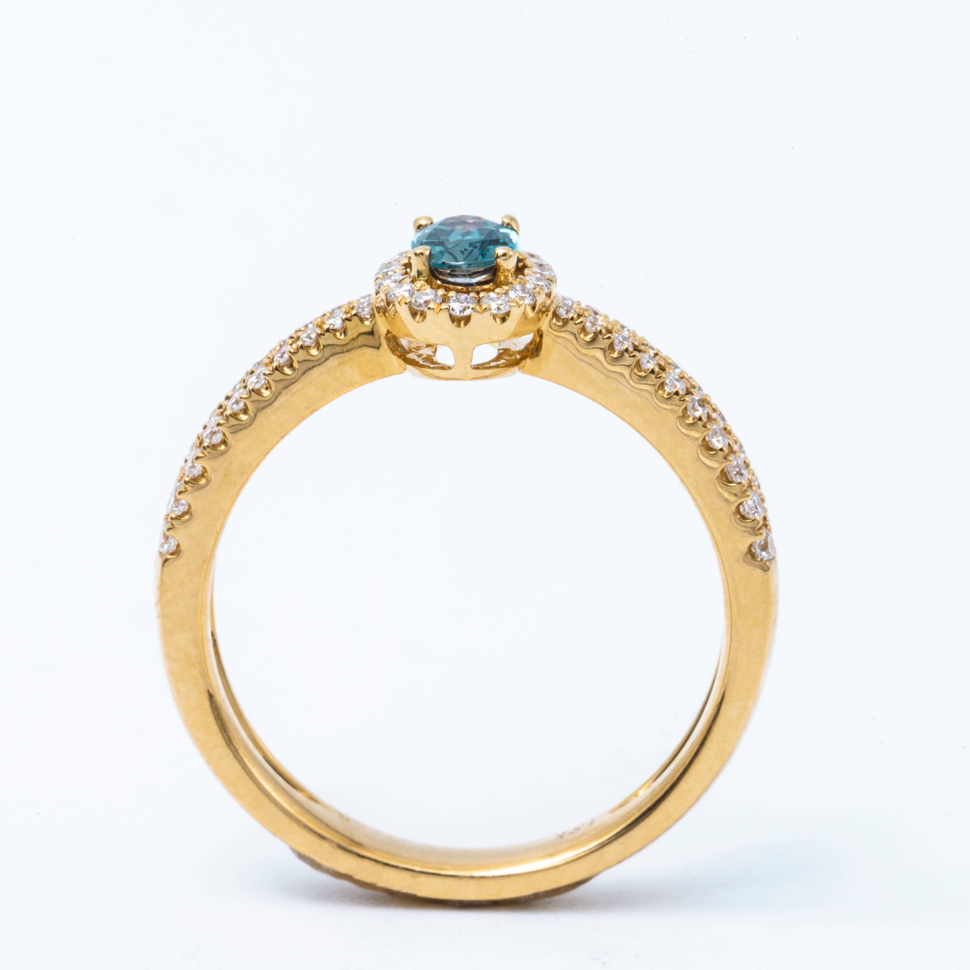 Oval Alexandrite and Diamond Ring with 18 Karat Yellow Gold In New Condition In New York, NY