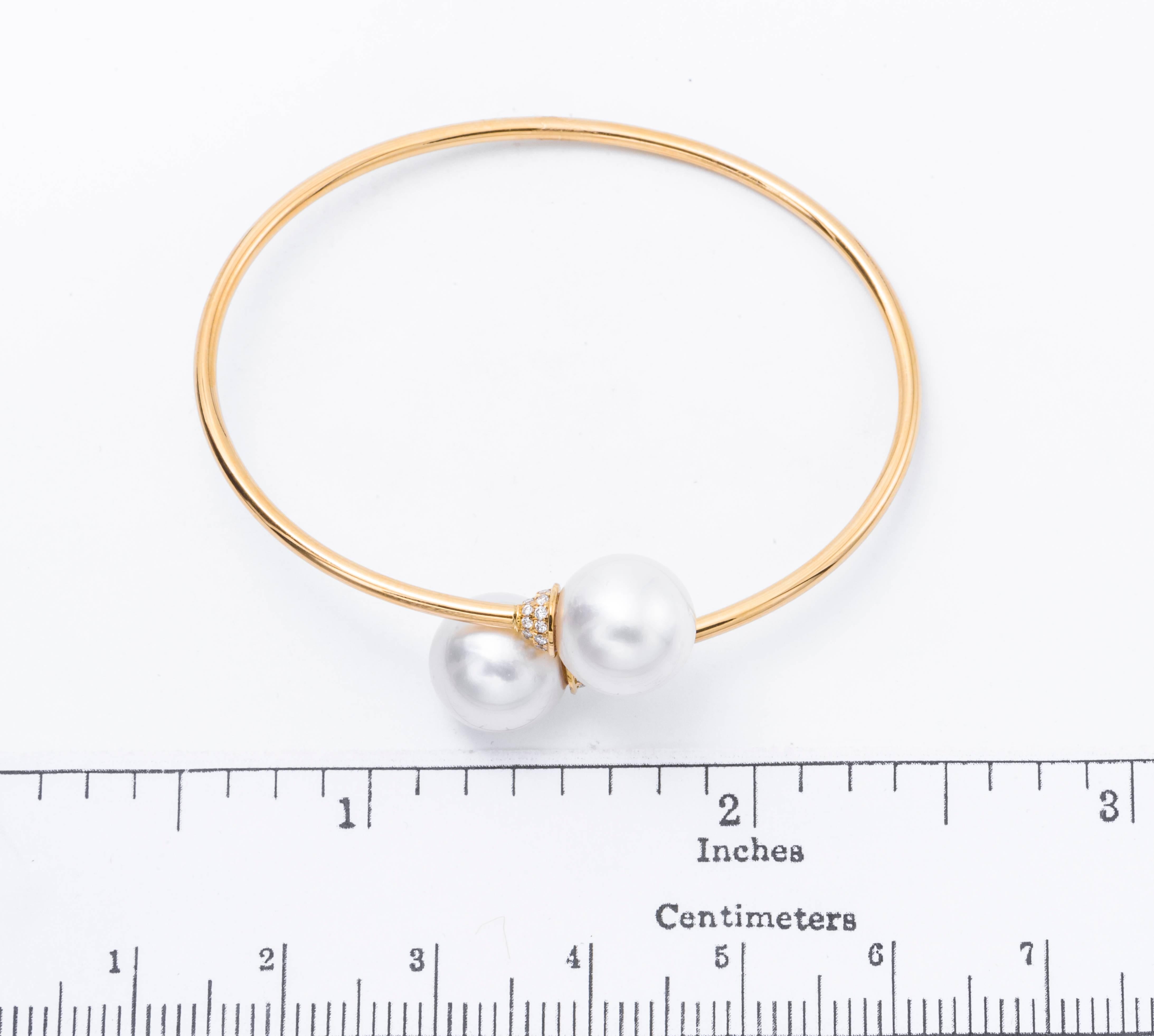 Moderne Bracelet jonc bypass en or jaune 18 carats avec perles des mers du Sud et diamants en vente