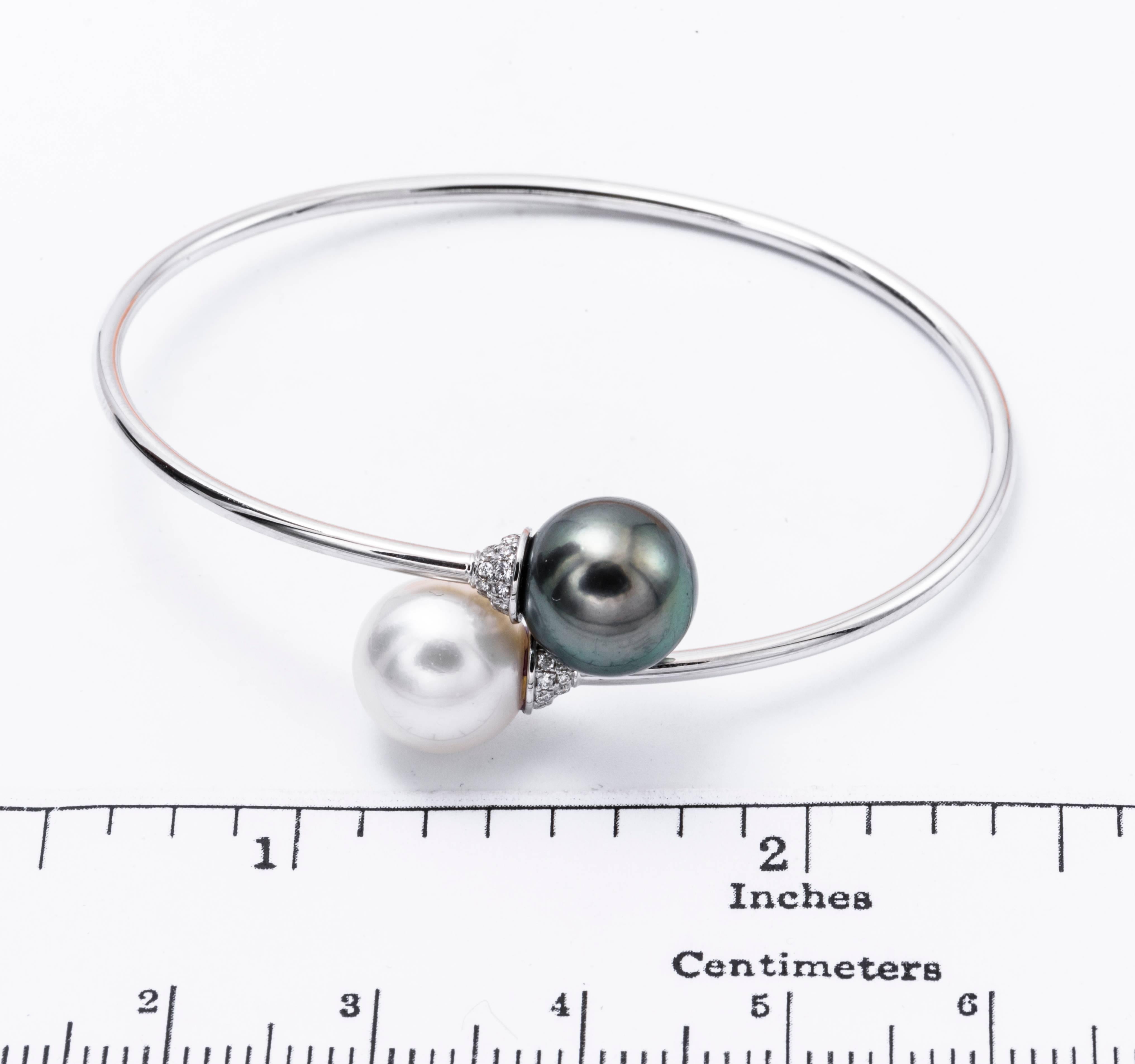 Moderno Bracciale bypass con diamanti e perle di Tahiti e dei mari del Sud 18 carati in vendita