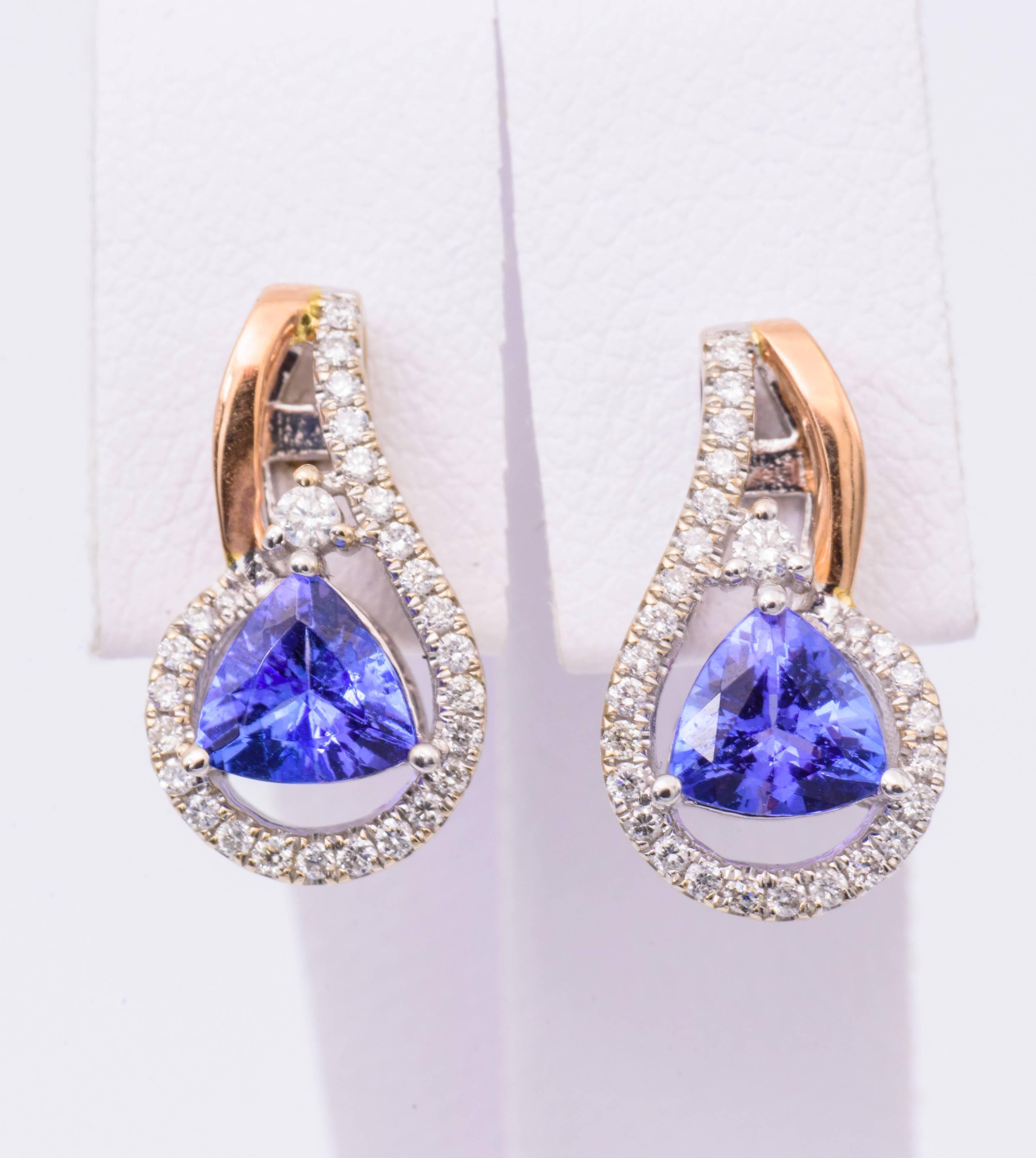 Zwei Trillion Tansanit-Ohrringe aus zweifarbigem Gold mit Diamanten (Zeitgenössisch)