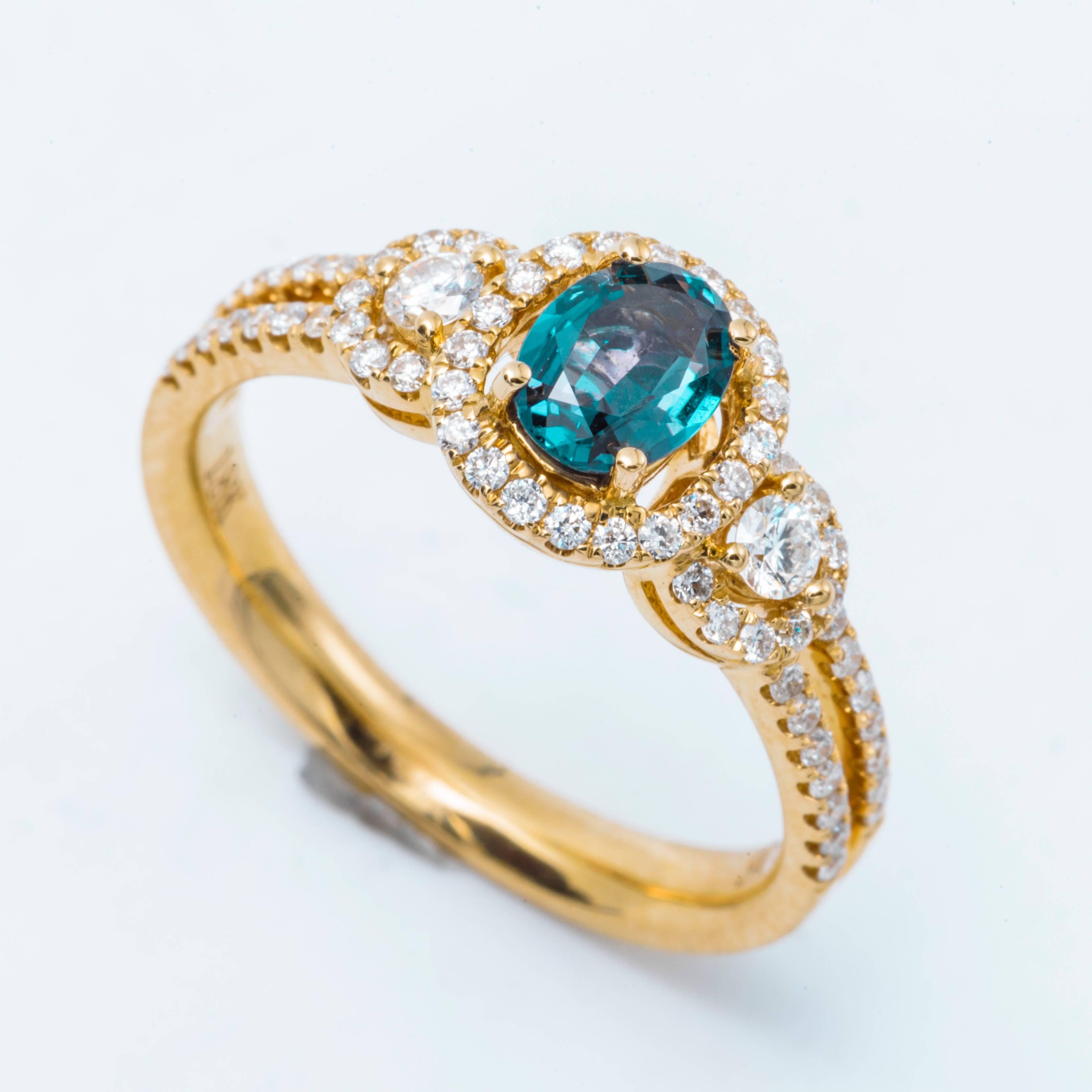 Oval Alexandrite and Diamond Yellow Gold Ring with Certificate In New Condition In New York, NY