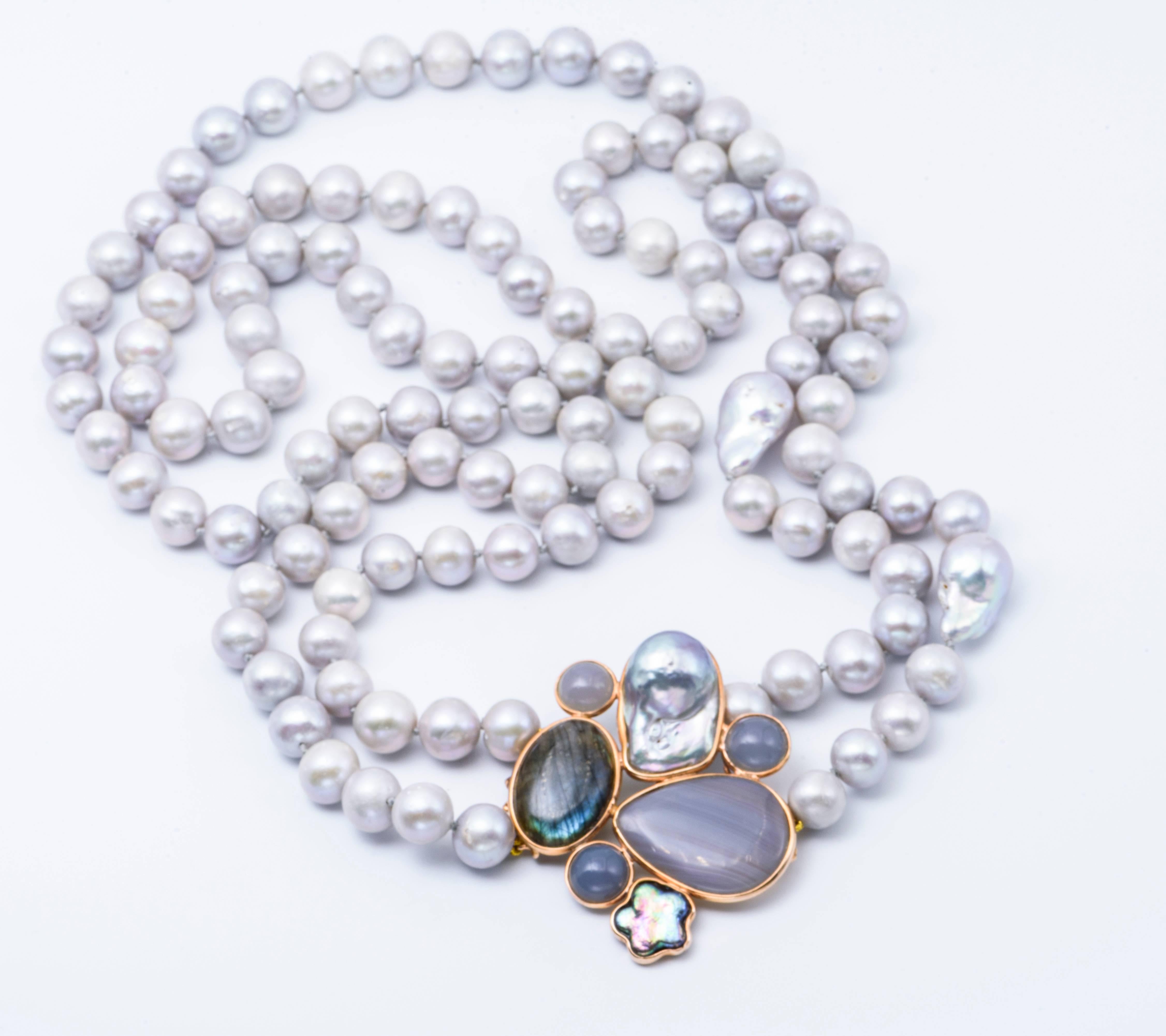 Fresh Water and Agate and Mother-of-Pearl Necklace In New Condition In New York, NY