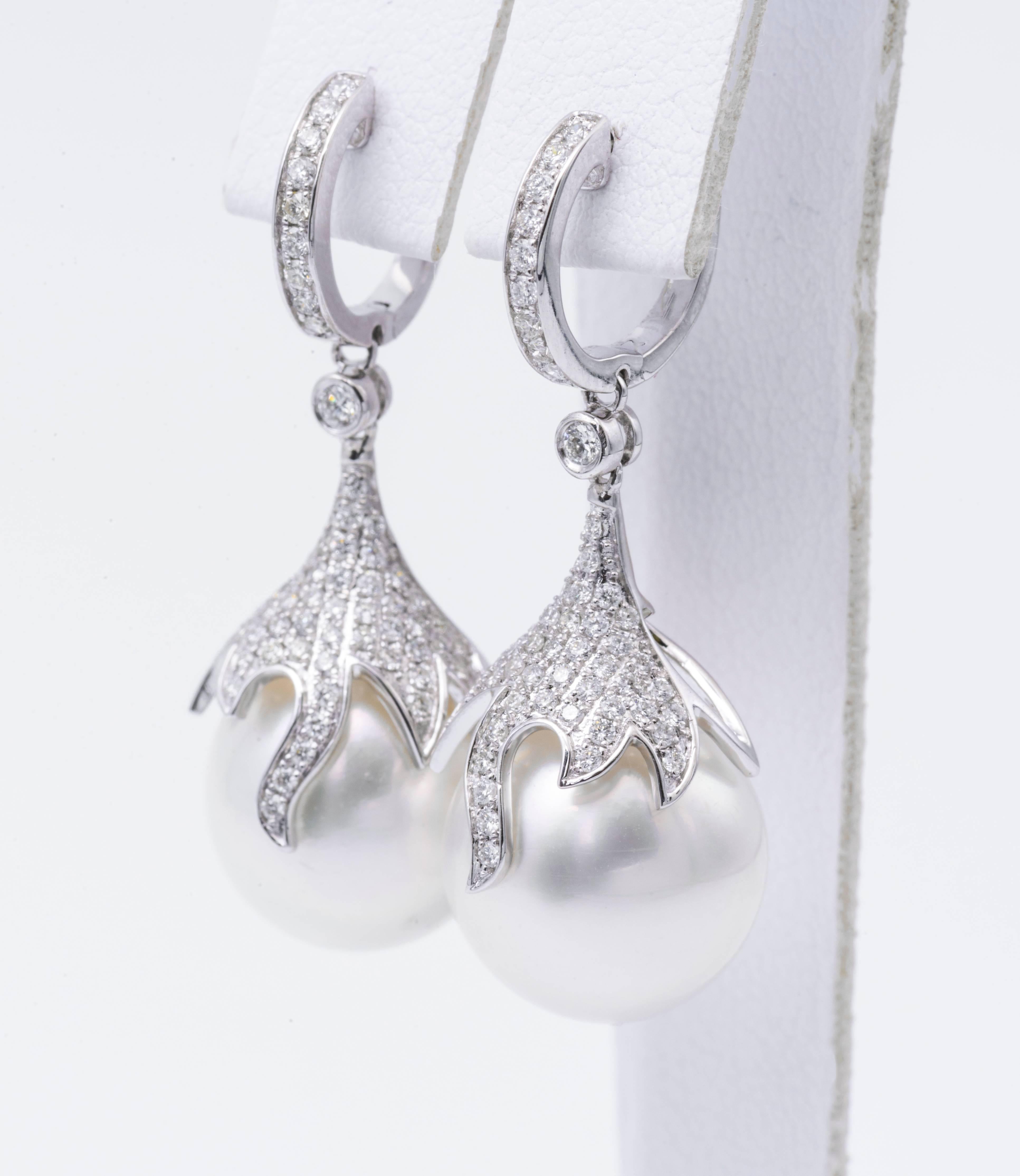 Contemporain Boucles d'oreilles pendantes perle des mers du sud diamant 0.73 carats 12-13 MM or blanc 18K  en vente