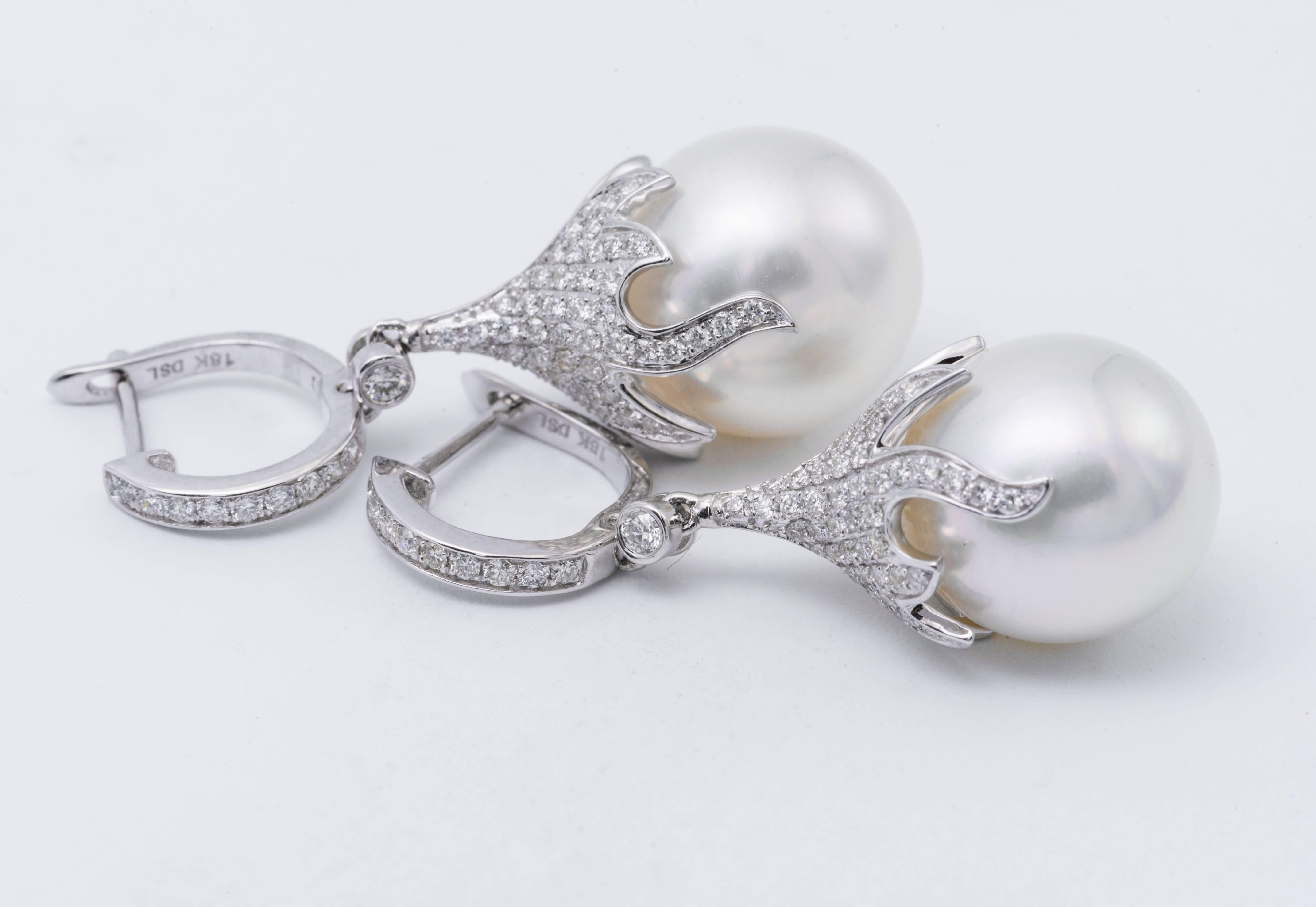 Boucles d'oreilles pendantes perle des mers du sud diamant 0.73 carats 12-13 MM or blanc 18K  Neuf - En vente à New York, NY