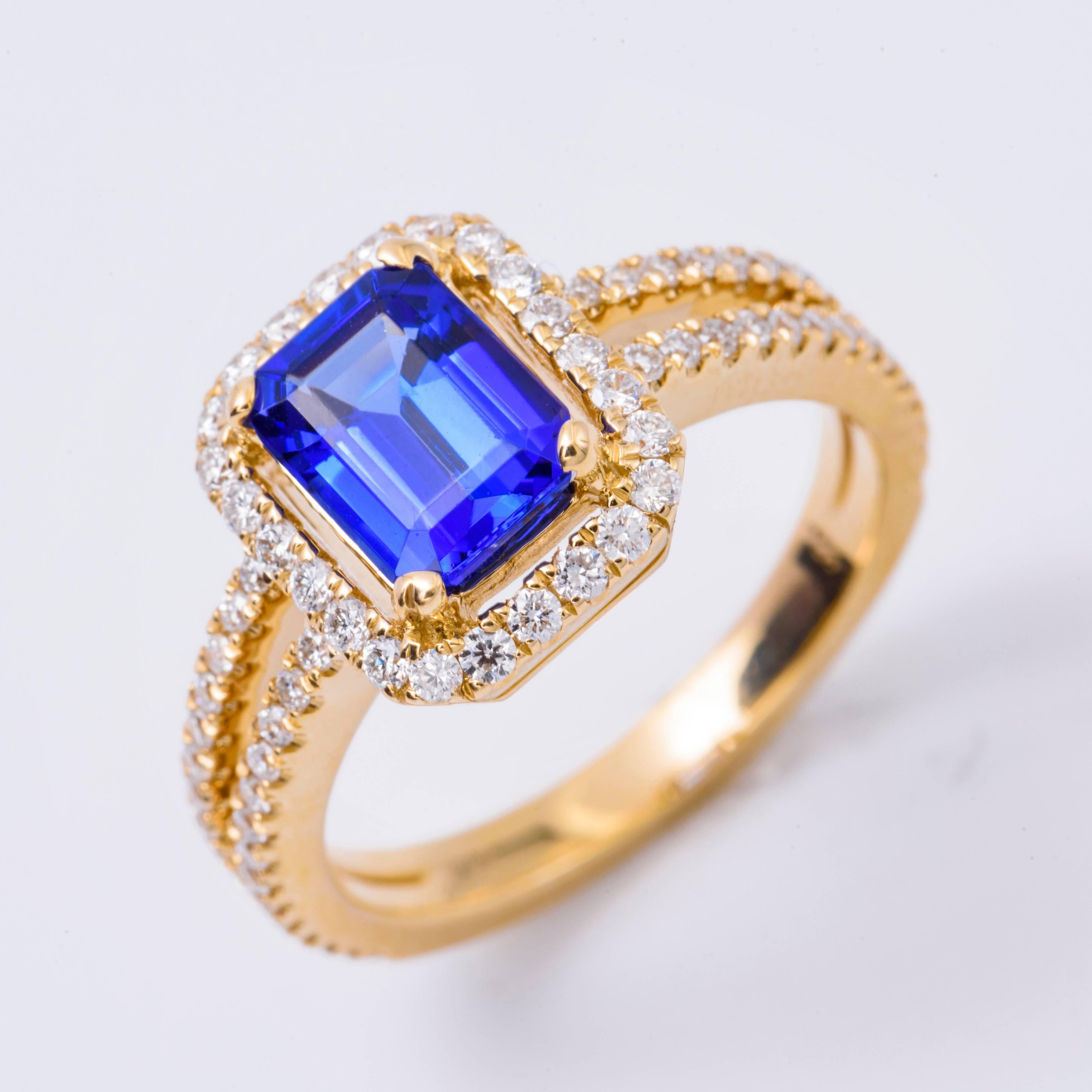 Contemporary Emerald Cut Tanzanite Diamond yellow Gold Ring 1.46 Carats