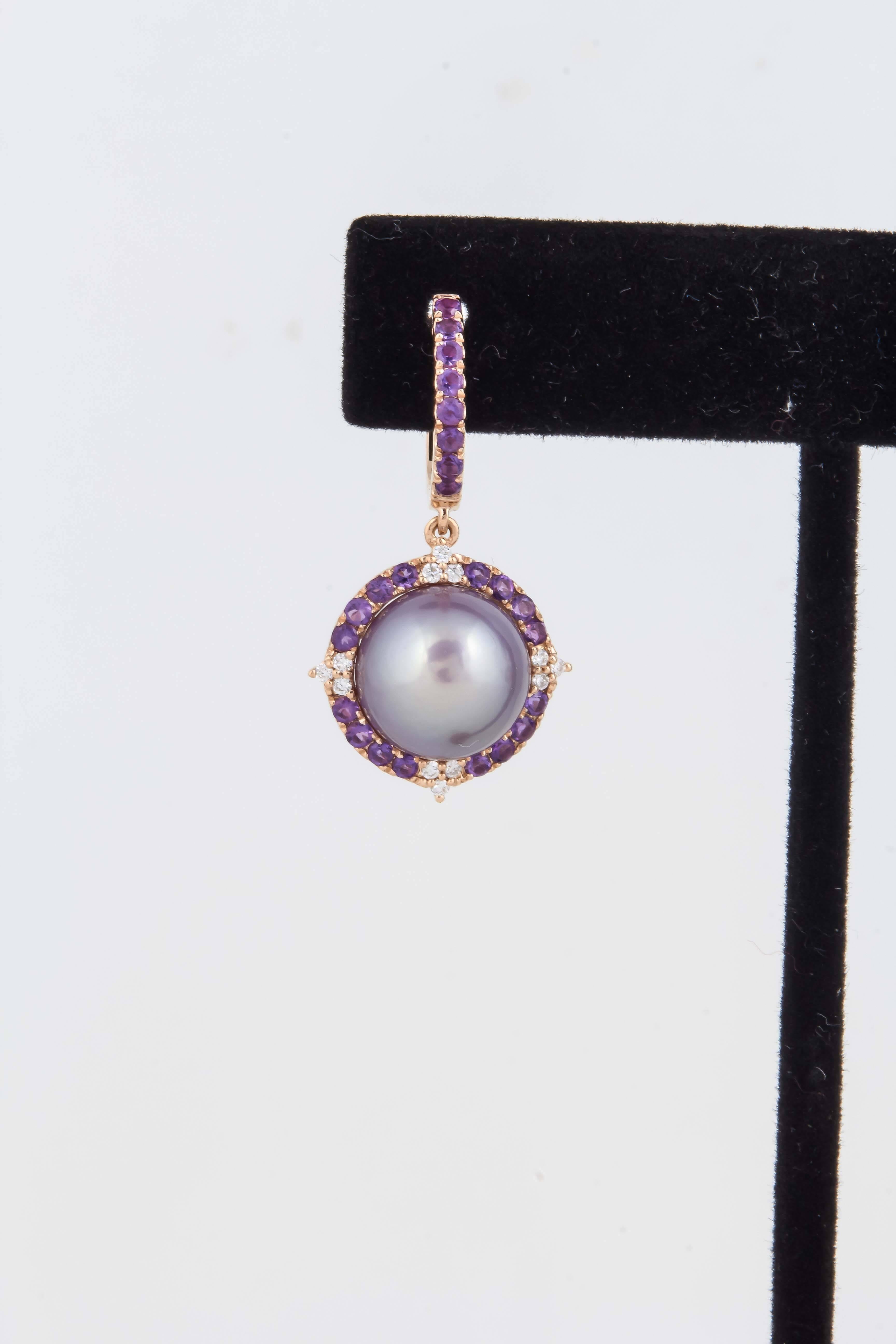 18K rose gold
Freshwater pink pearl 11-12 mm
Diamonds: 0.24 Cts.
Amethyst: 0.96 Cts.
4.7 g.