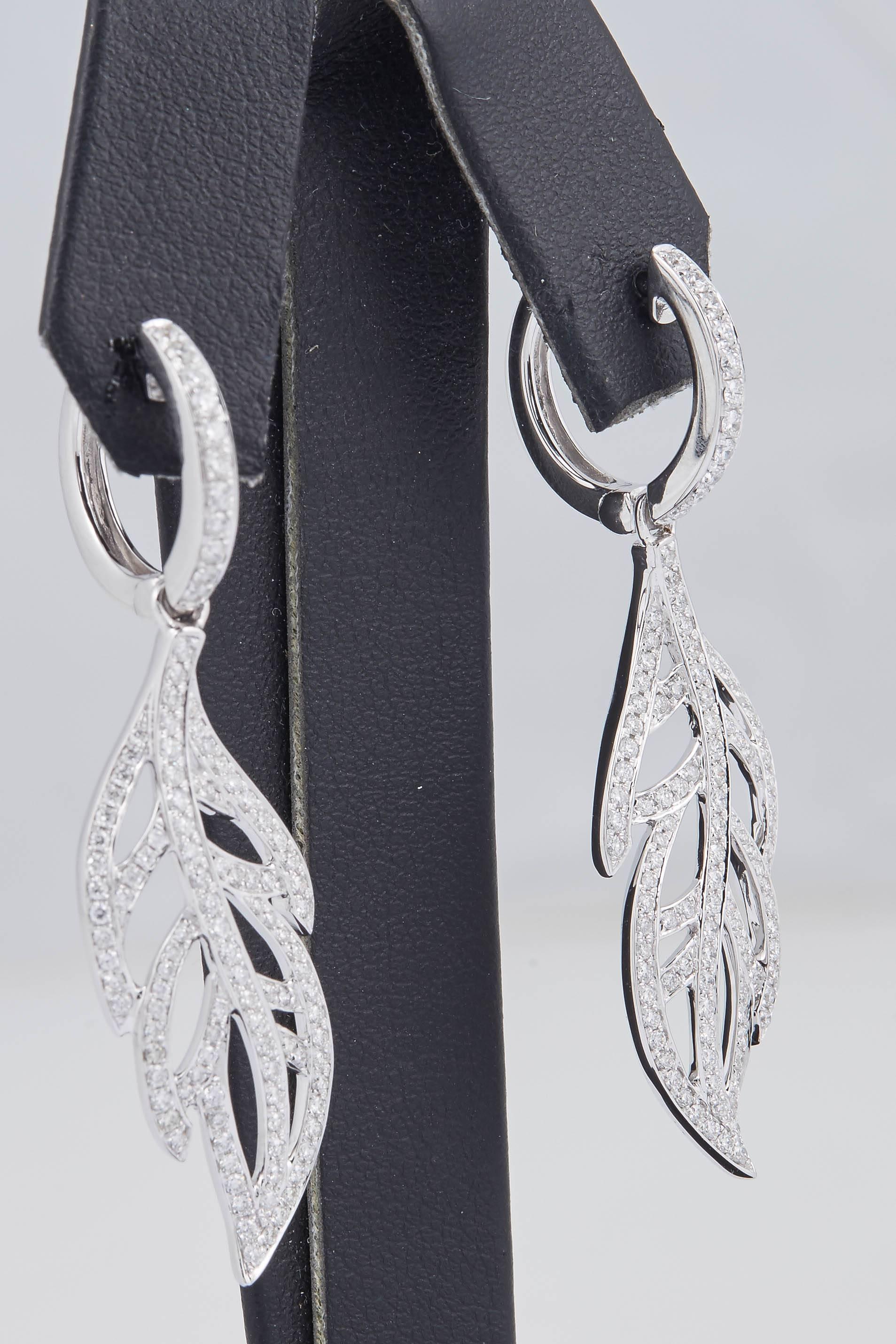 Dangle Diamond Leaves Drop Earrings, 1.14 Carats In New Condition For Sale In New York, NY