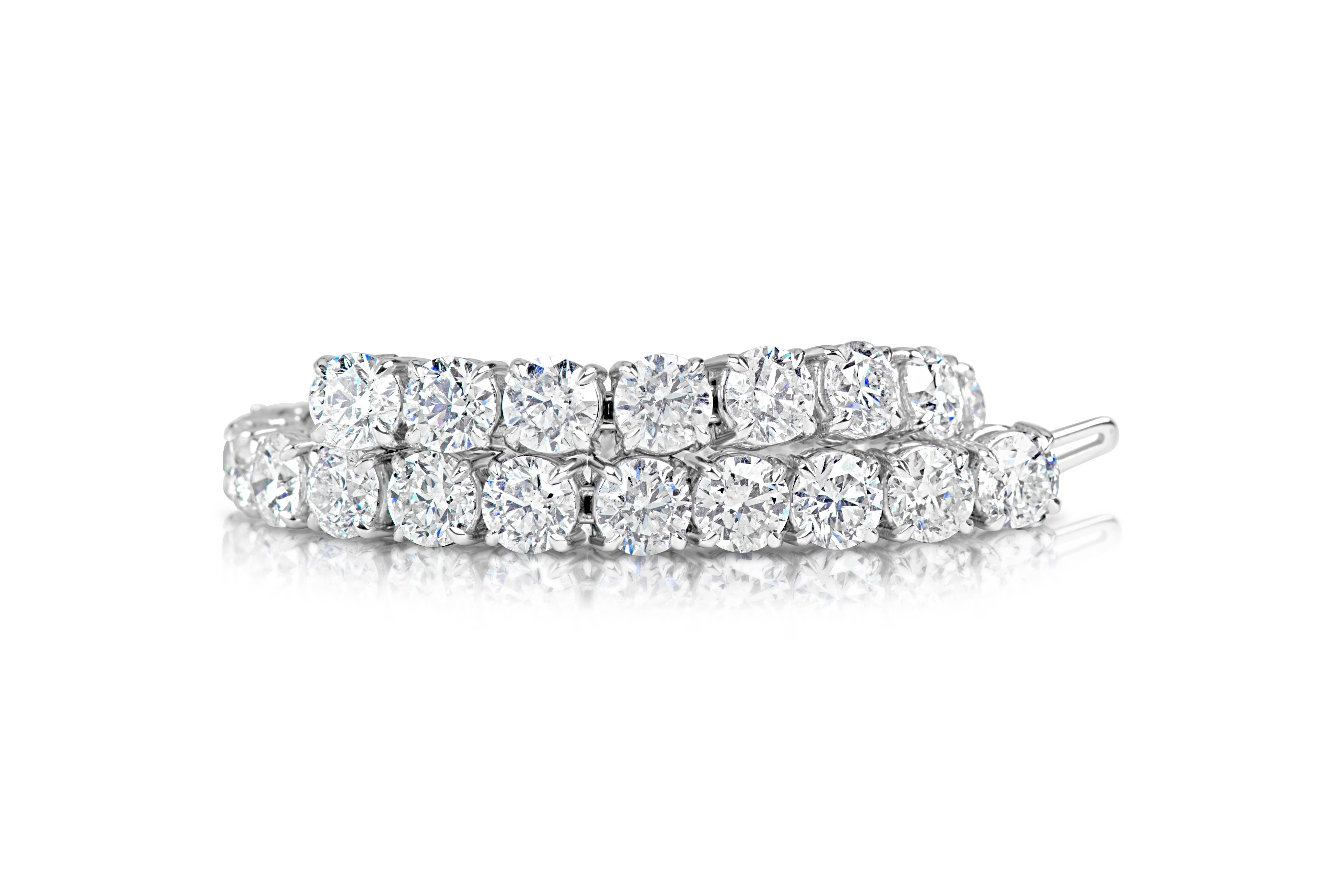 This Superb Classic Diamond Bracelet features:
Weight: 12.00 Cts.
Metal: 18k
Color: G-H
Clarity: VS2/SI1