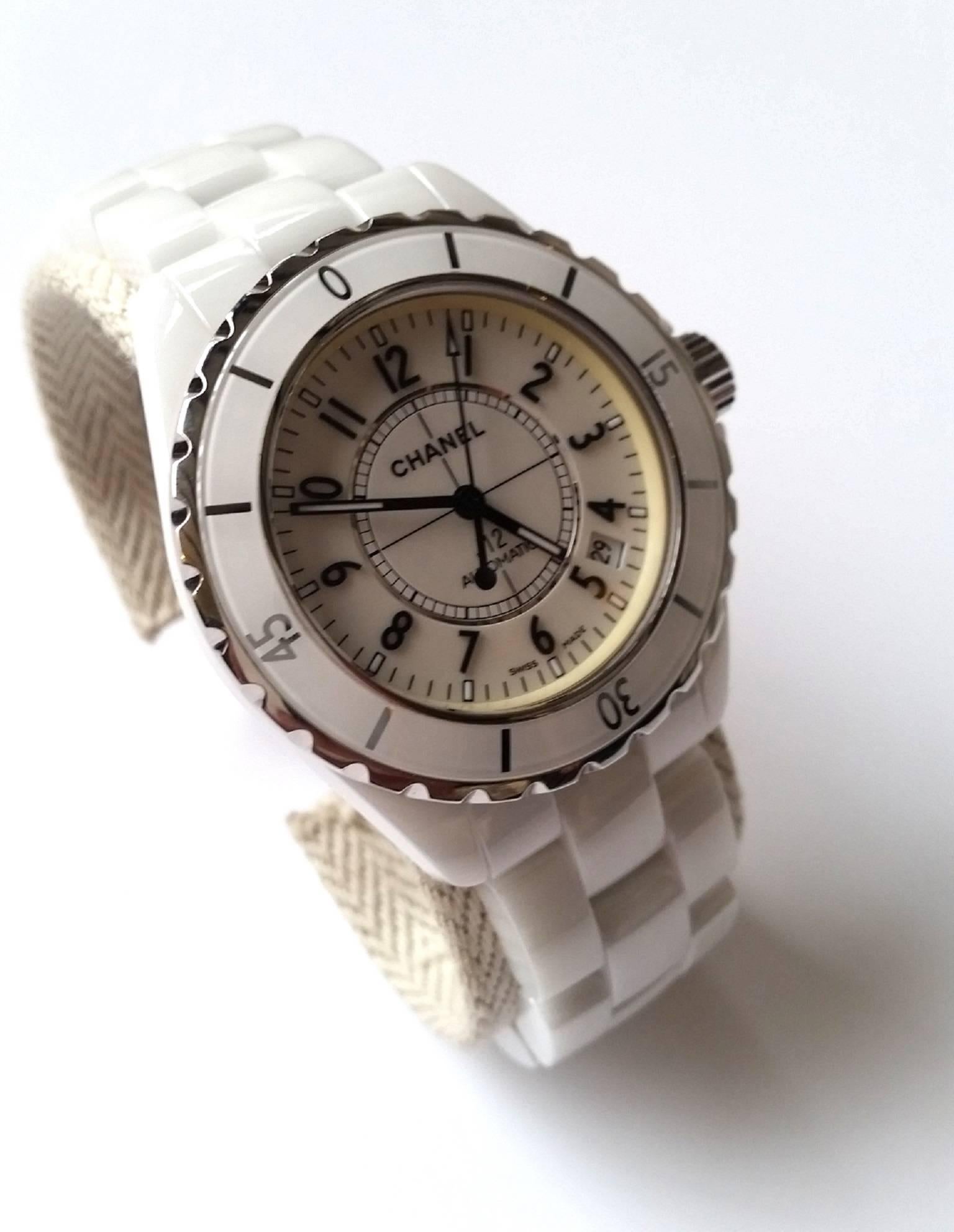 - Material: White ceramic Steel
- White and steel high-tech ceramic box
- Unidirectional rotating bezel
- Screwed crown
- White high-tech ceramic bracelet, triple folding steel buckle
- Movement: Mechanical with self-winding
- Power reserve 42