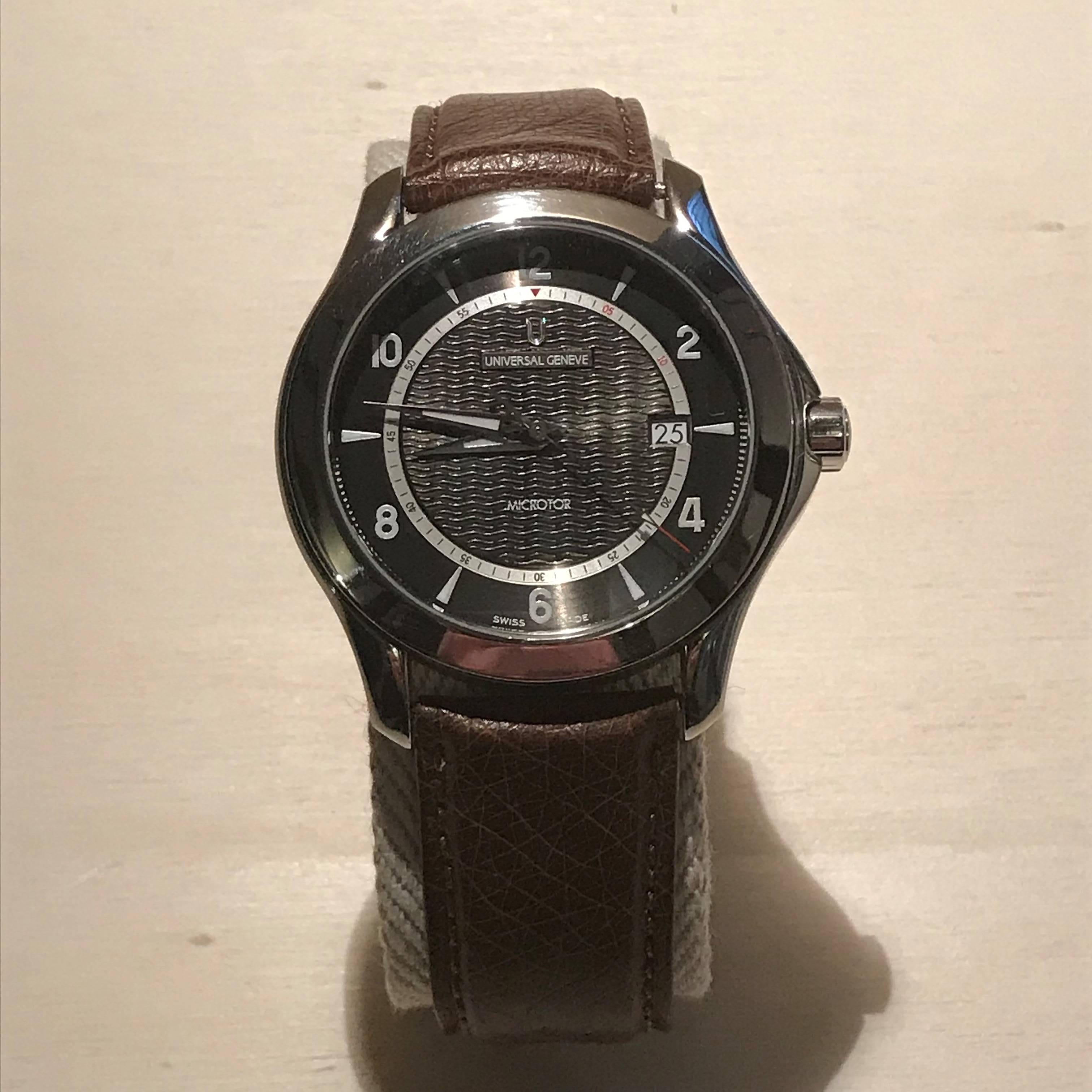 Rare and superb Universal Geneve microrotor.
Watch from the mythical family of the brand's Pole router.
The microrotor is a technology that made the myth Patek Philippe.
steel/leather strap. Deploying buckle.
guilloché black dial.
date at 3 o'