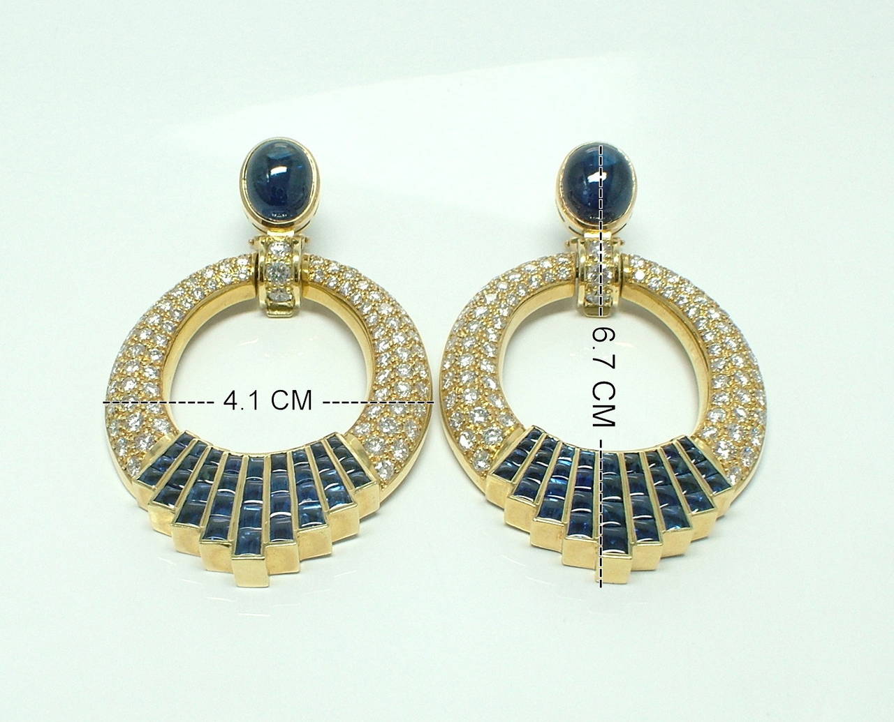 Sumptuous day and night yellow gold diamond sapphire earclips For Sale 2